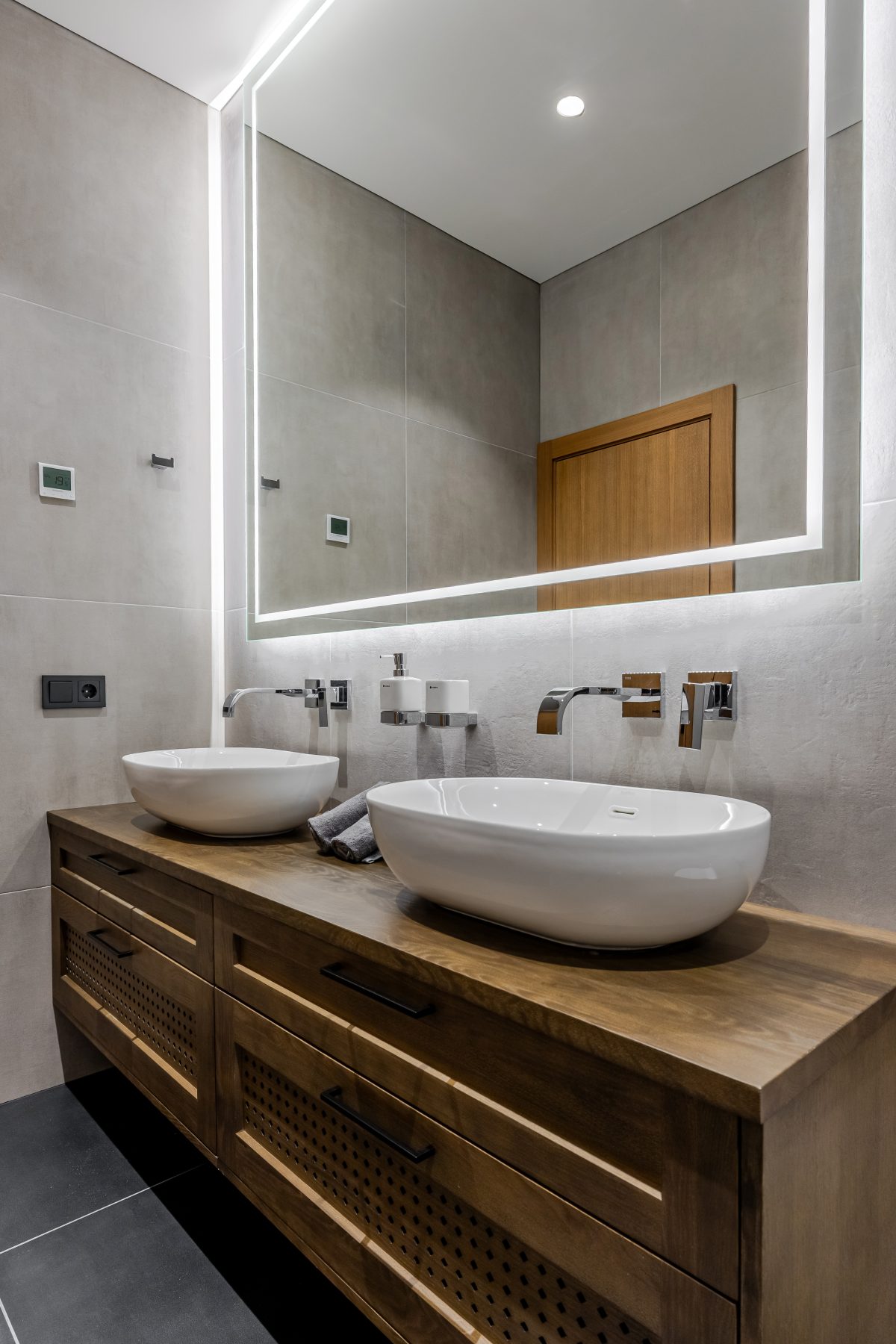 Modernus vonios kambarys su dizaino plytelėmis ir kokybiška santechnika