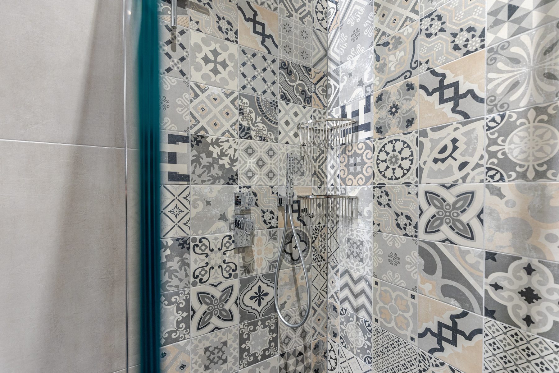 Modernus vonios kambarys su dizaino plytelėmis ir kokybiška santechnika