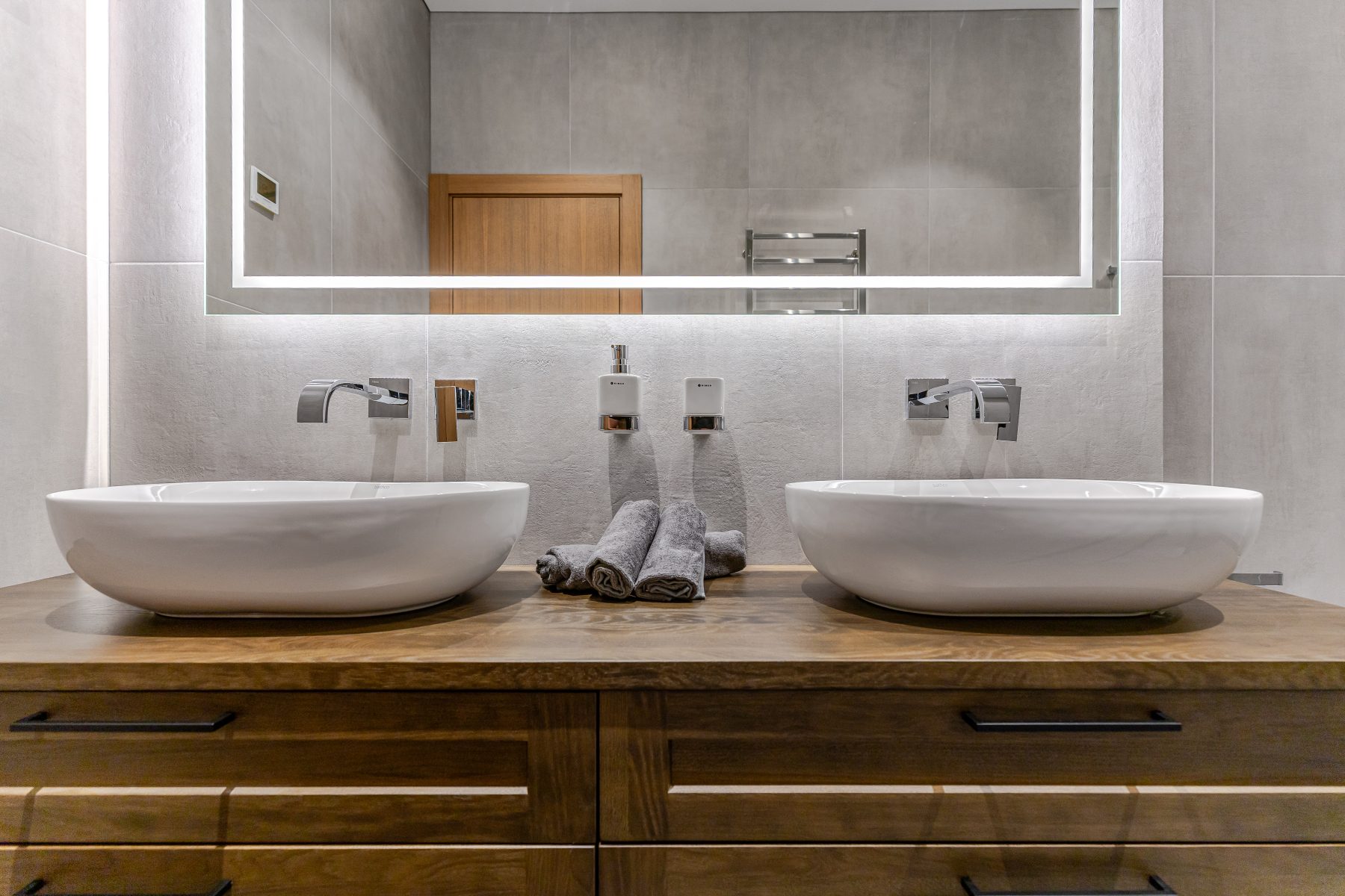 Modernus vonios kambarys su dizaino plytelėmis ir kokybiška santechnika