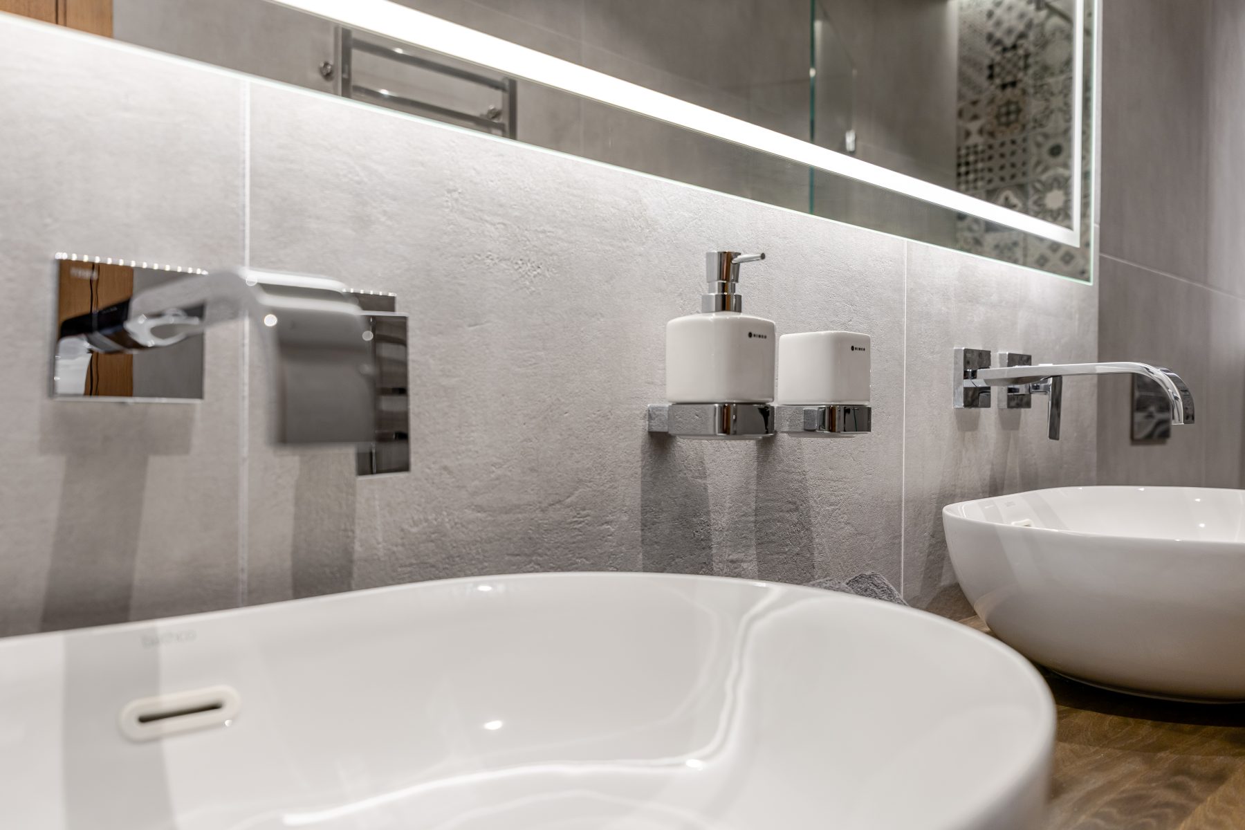 Modernus vonios kambarys su dizaino plytelėmis ir kokybiška santechnika