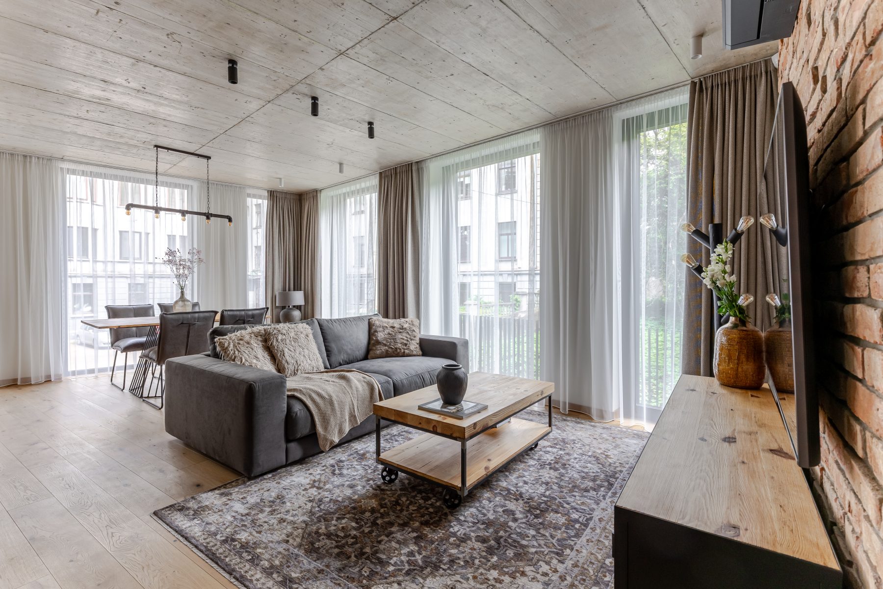 Stilinga svetainė su dizaino baldais ir jaukia atmosfera