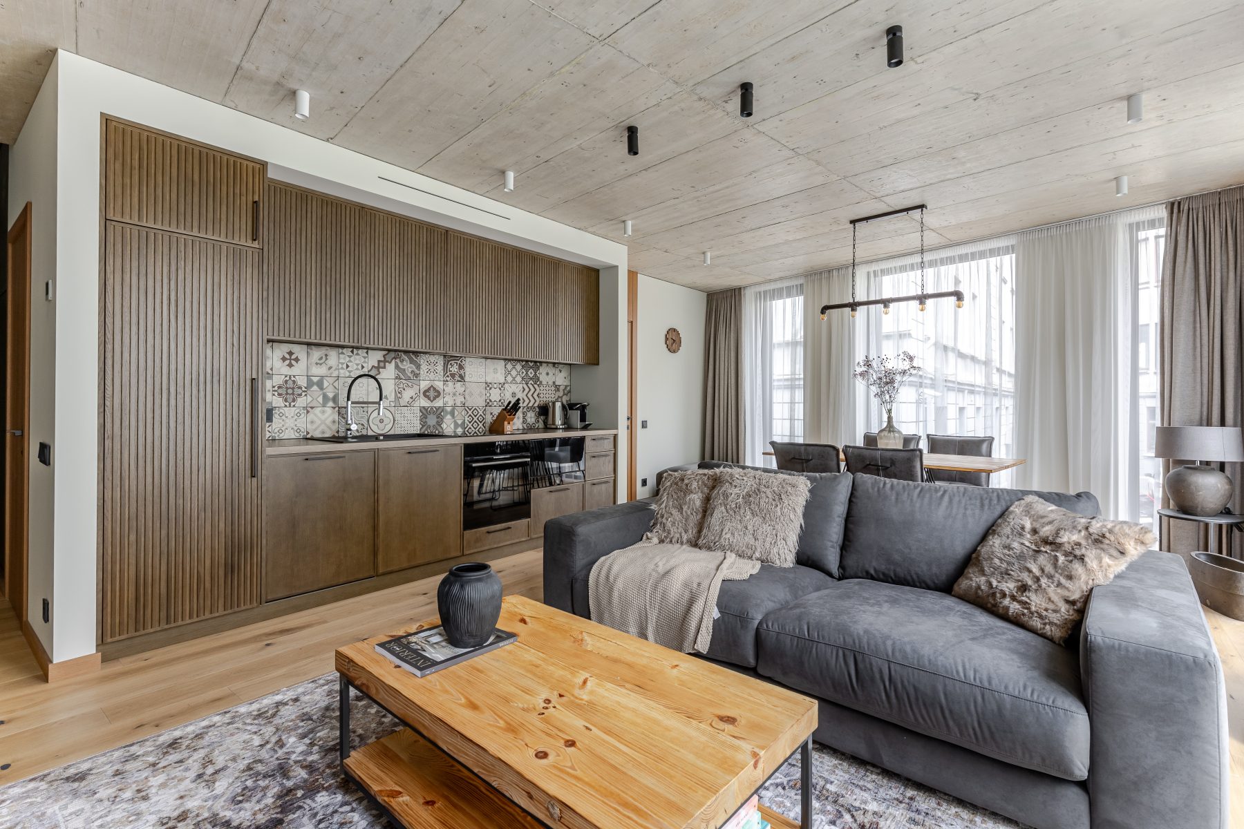 Stilinga virtuvė su minimalistiniu dizainu ir šiltomis medžio tekstūromis