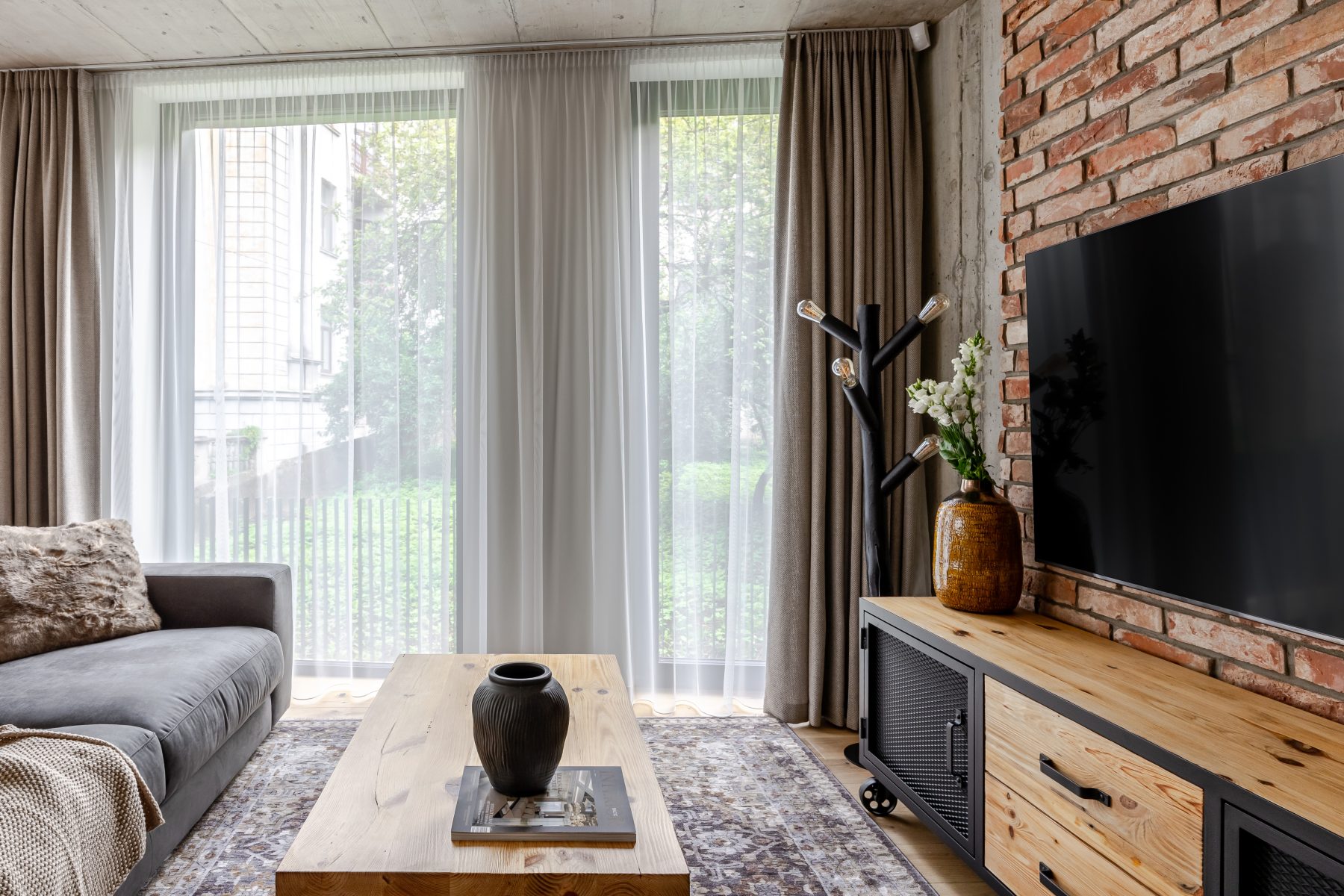 Stilinga svetainė su dizaino baldais ir jaukia atmosfera