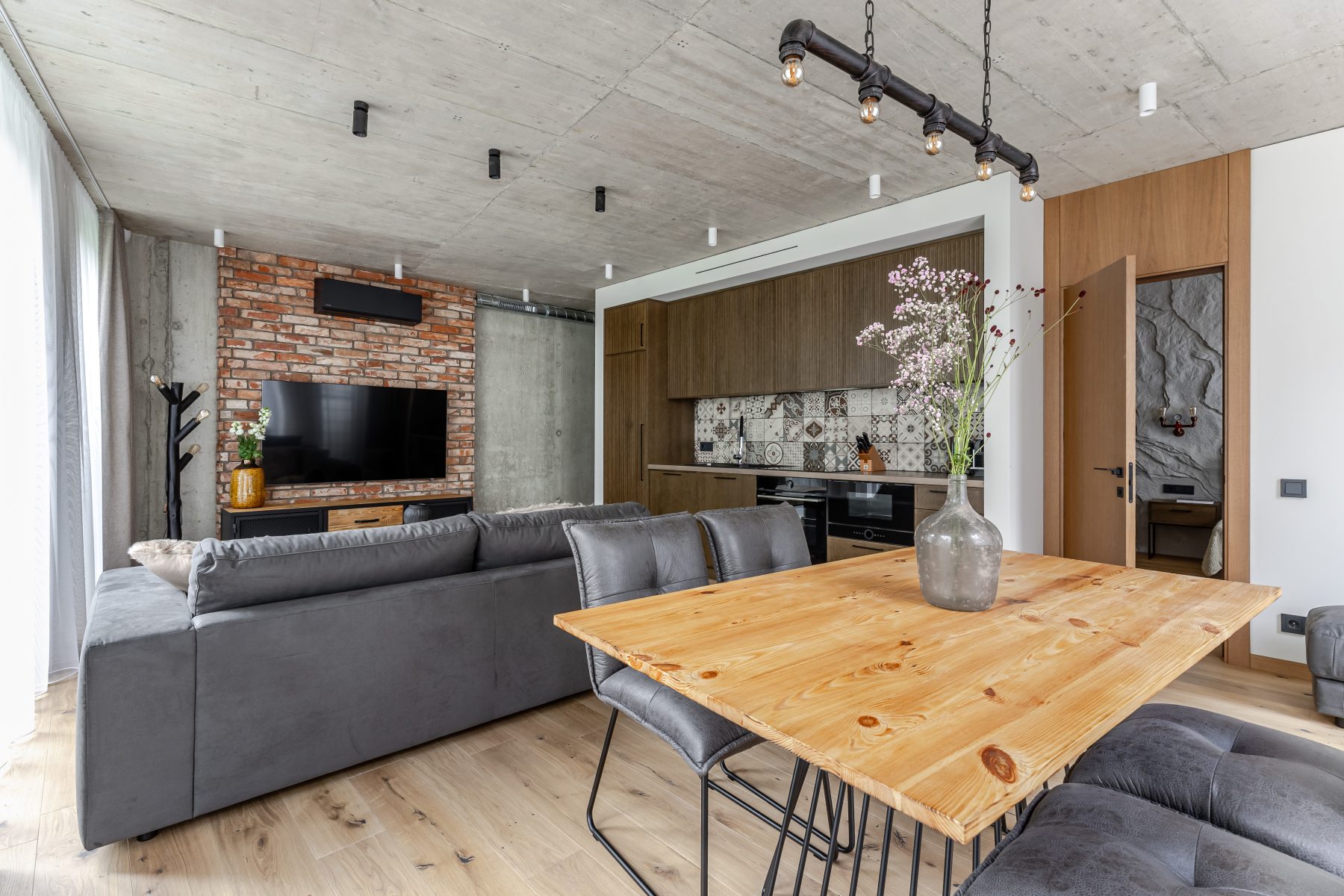 Stilinga svetainė su dizaino baldais ir jaukia atmosfera