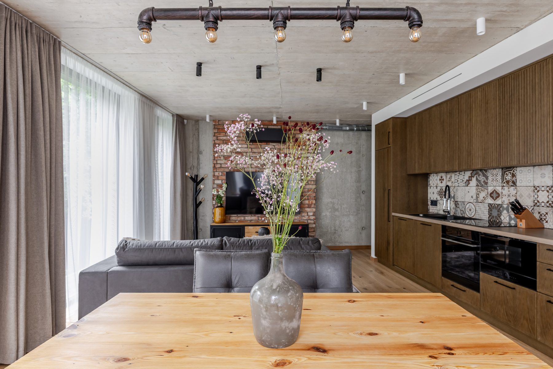 Stilinga svetainė su dizaino baldais ir jaukia atmosfera