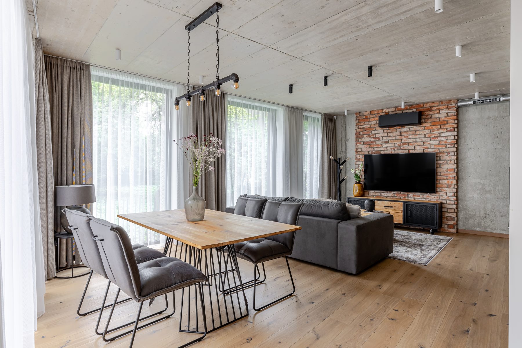 Stilinga svetainė su dizaino baldais ir jaukia atmosfera