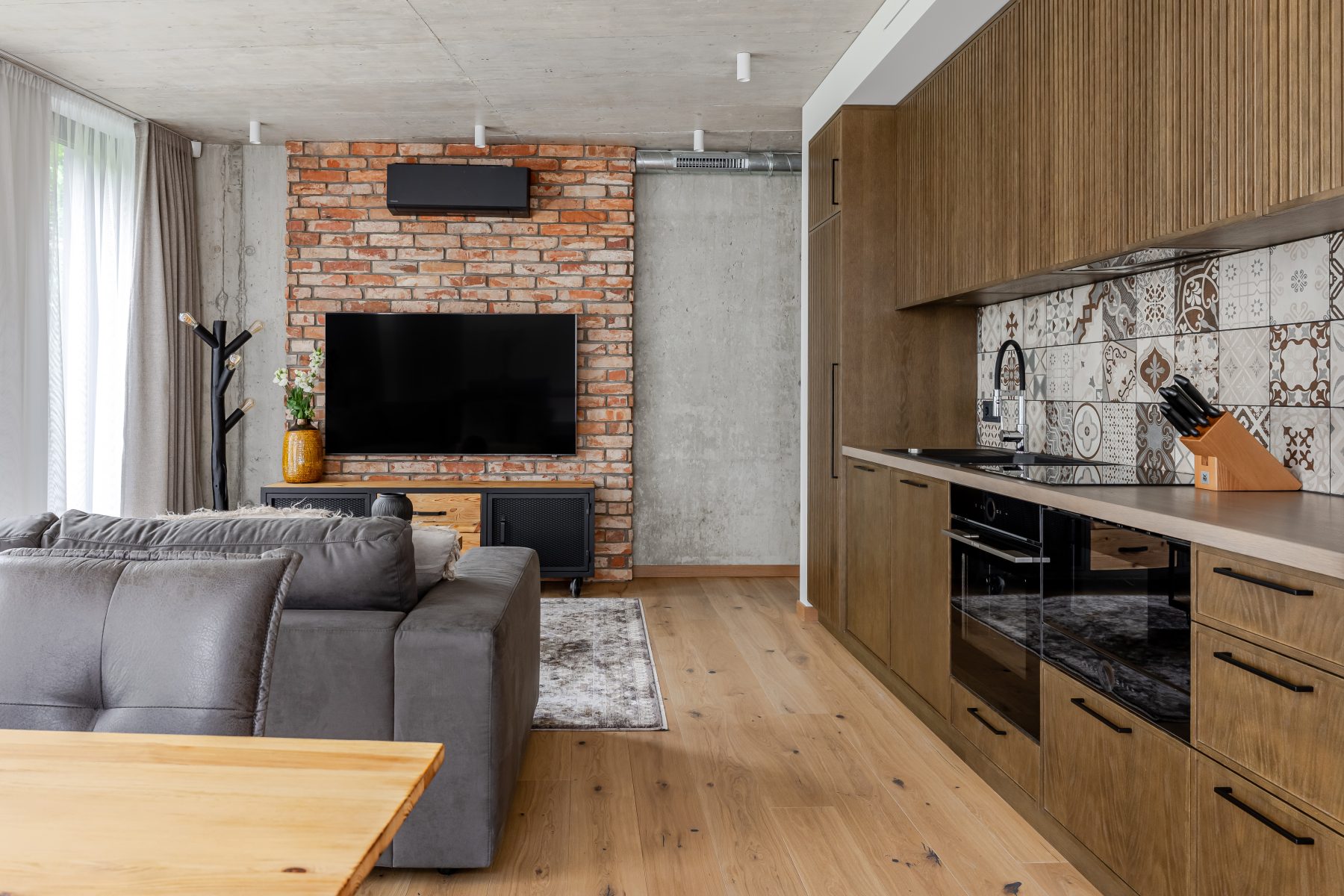 Stilinga virtuvė su minimalistiniu dizainu ir šiltomis medžio tekstūromis