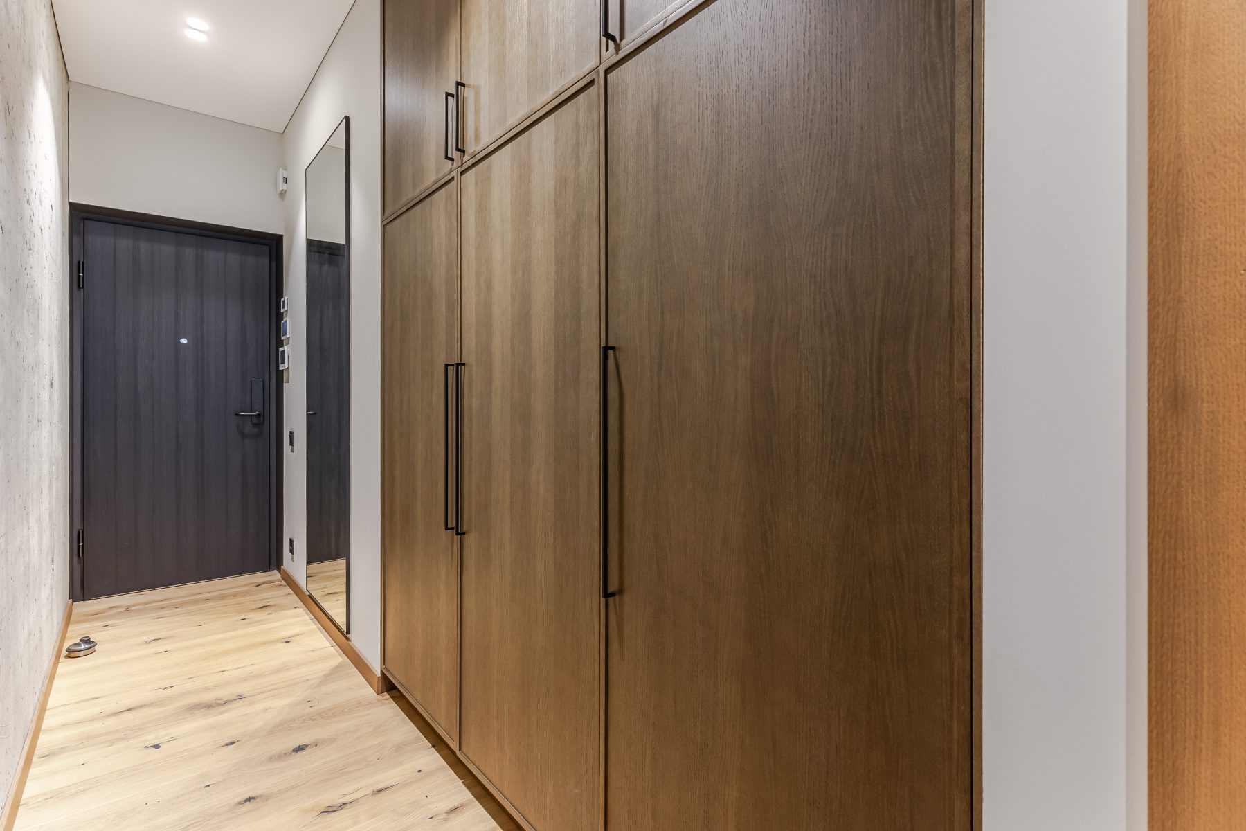 Modernus koridorius su minimalistiniu interjeru ir švariomis linijomis