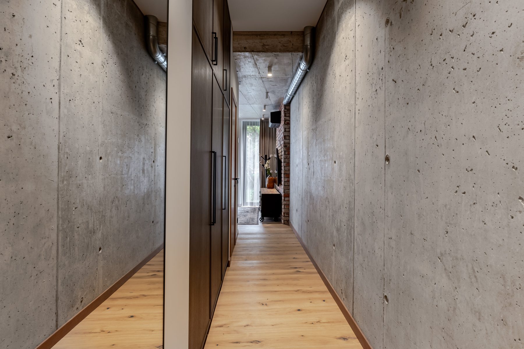 Modernus koridorius su minimalistiniu interjeru ir švariomis linijomis