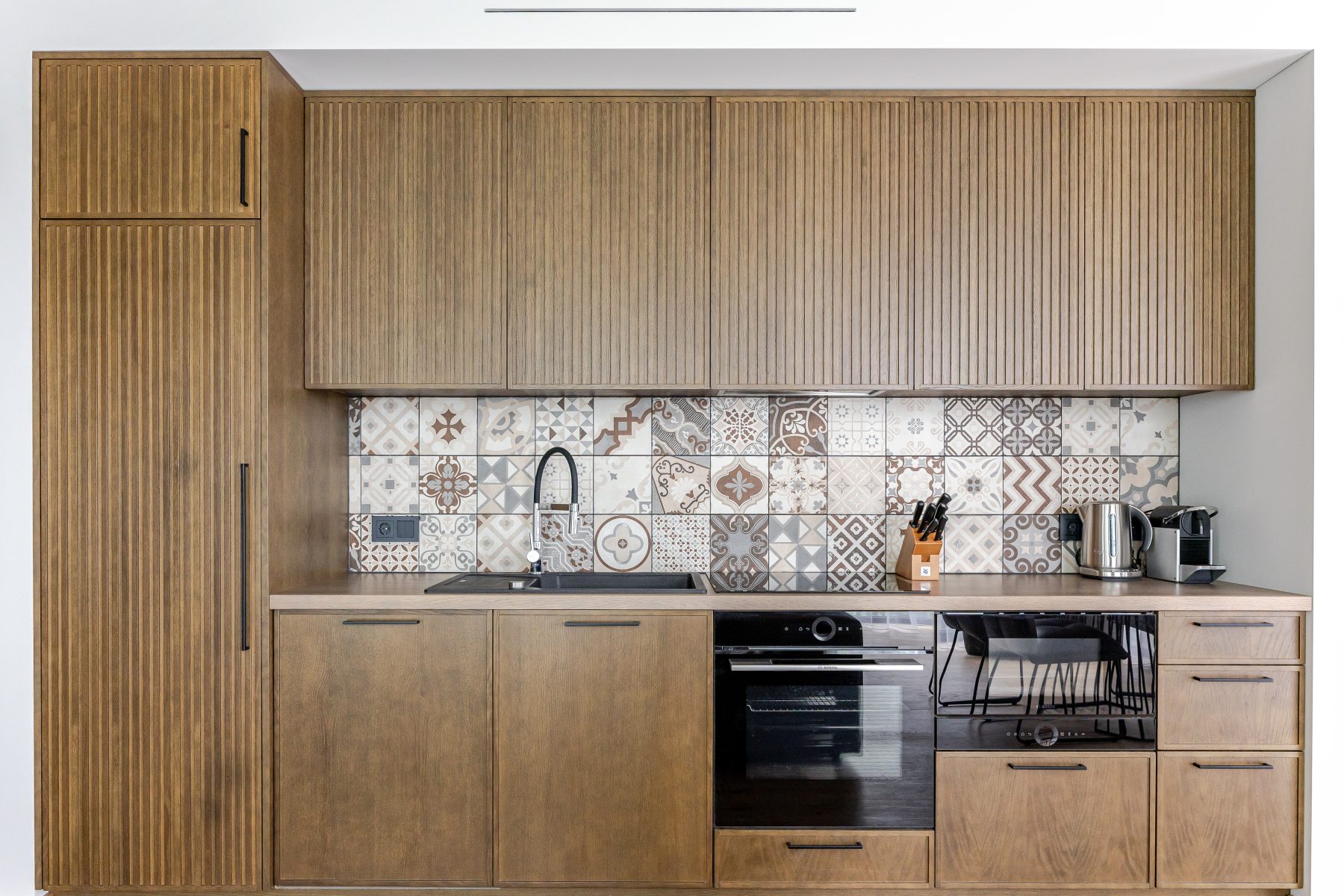 Stilinga virtuvė su minimalistiniu dizainu ir šiltomis medžio tekstūromis