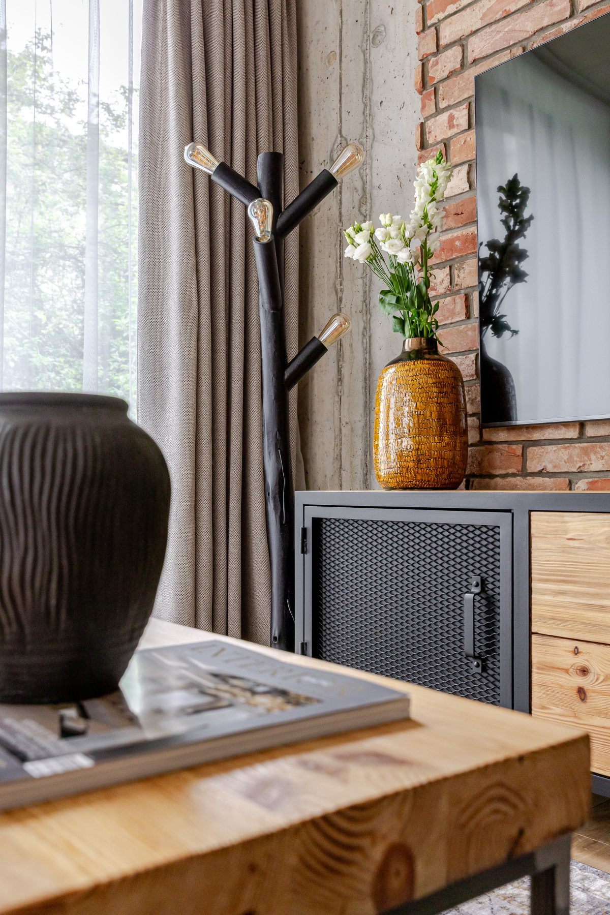 Išskirtiniai interjero akcentai - gėlės, kėdės ir šviestuvai