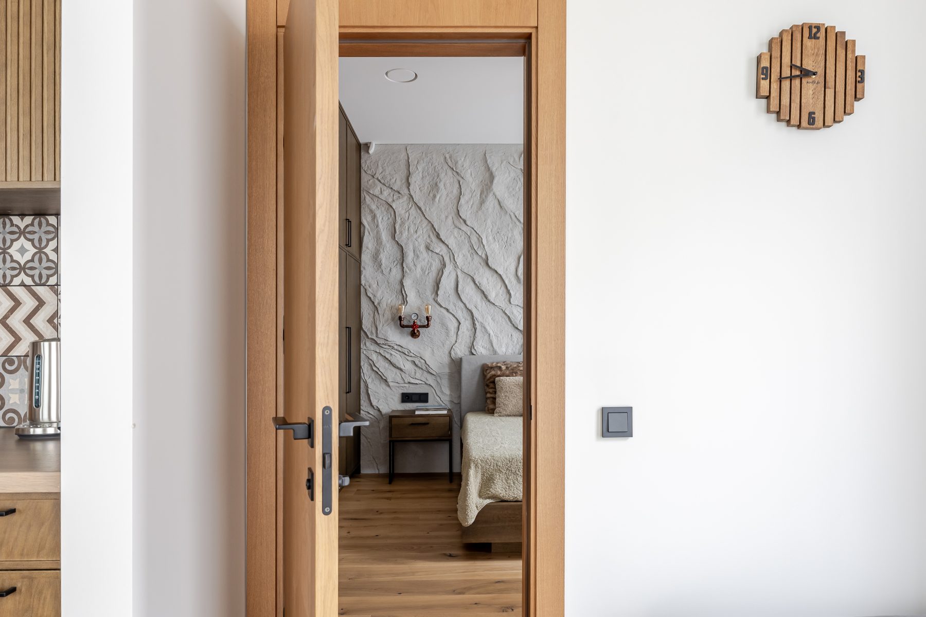 Modernus koridorius su minimalistiniu interjeru ir švariomis linijomis