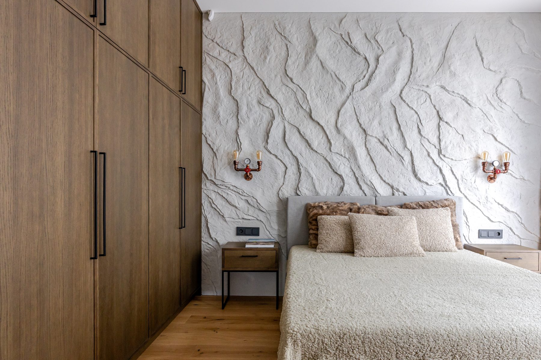 Miegamasis su dvigule lova, natūraliomis spalvomis ir ramia atmosfera