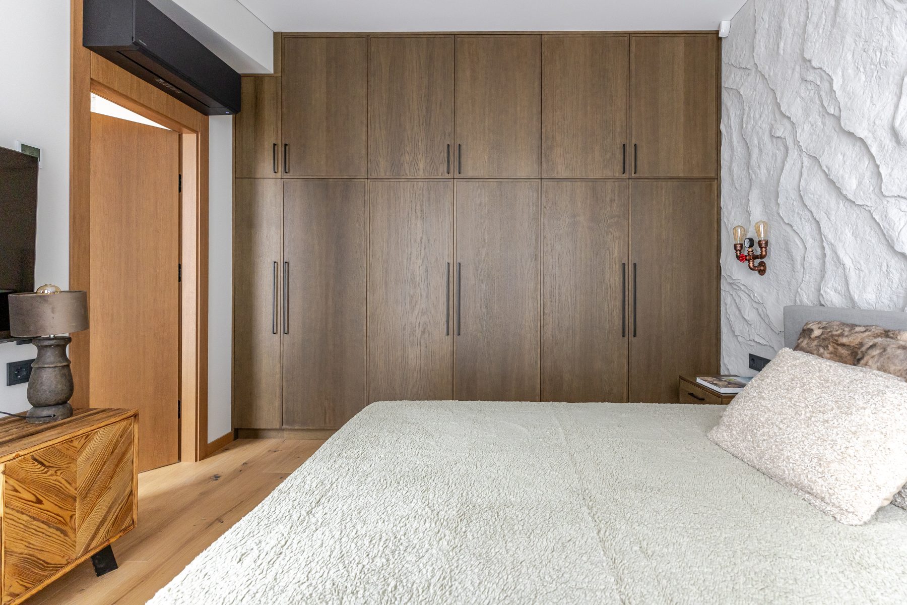 Miegamasis su dvigule lova, natūraliomis spalvomis ir ramia atmosfera