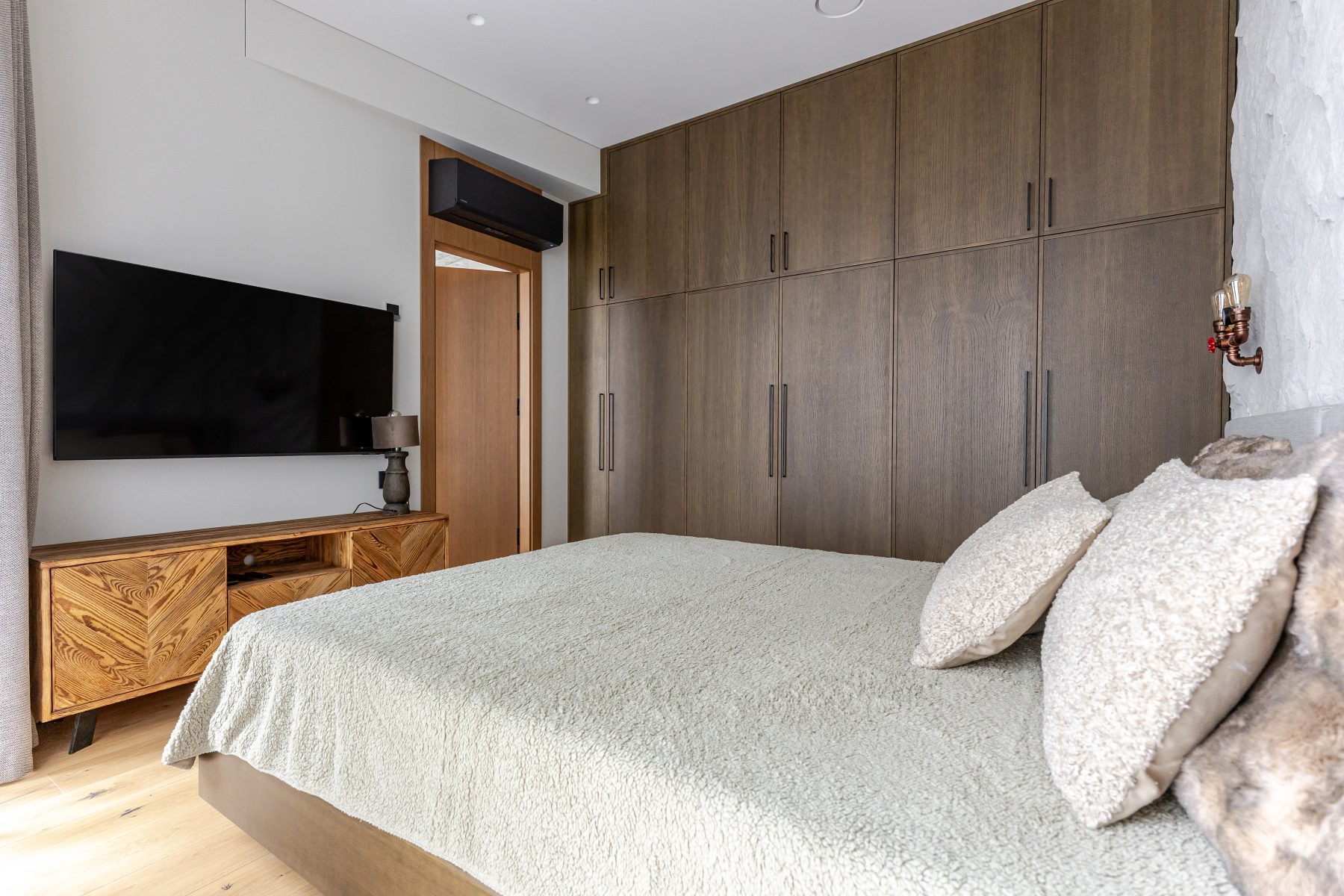 Miegamasis su dvigule lova, natūraliomis spalvomis ir ramia atmosfera