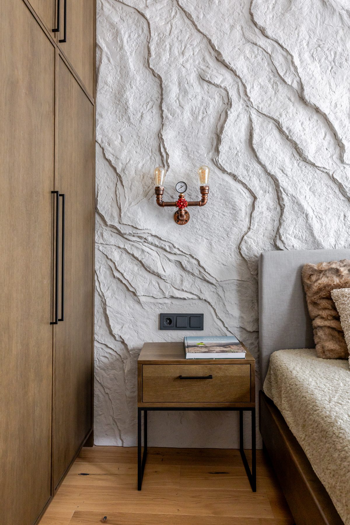 Miegamasis su dvigule lova, natūraliomis spalvomis ir ramia atmosfera