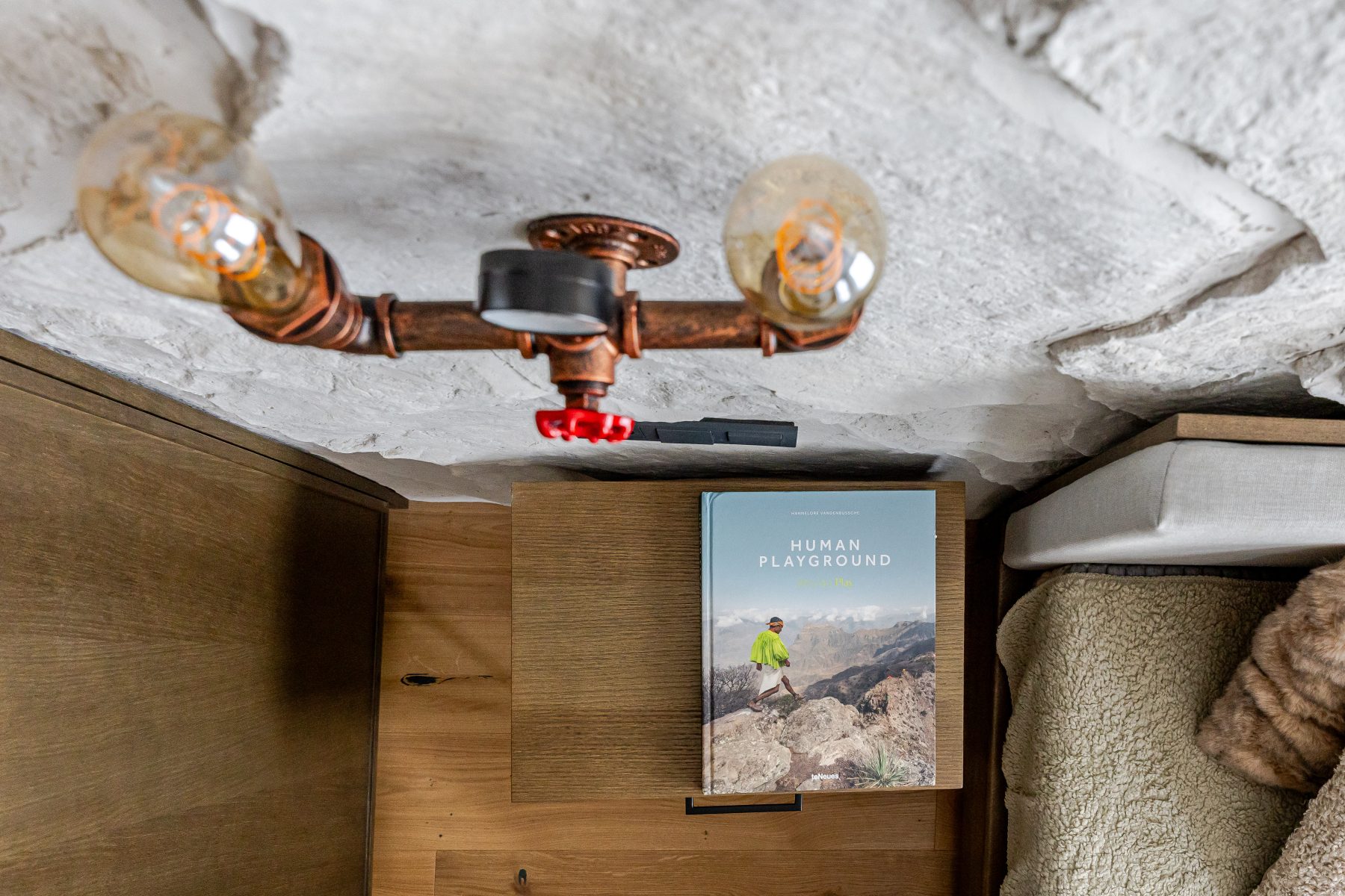 Miegamasis su dvigule lova, natūraliomis spalvomis ir ramia atmosfera