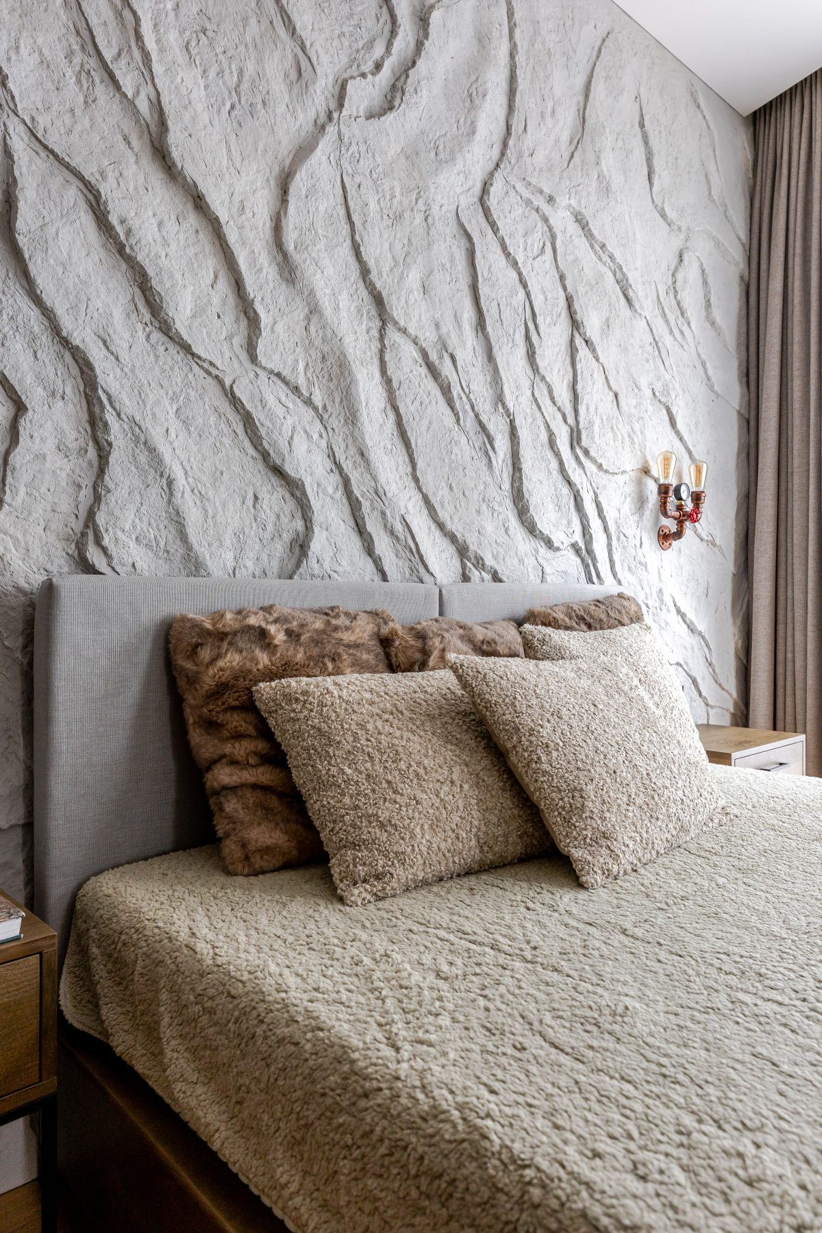 Miegamasis su dvigule lova, natūraliomis spalvomis ir ramia atmosfera