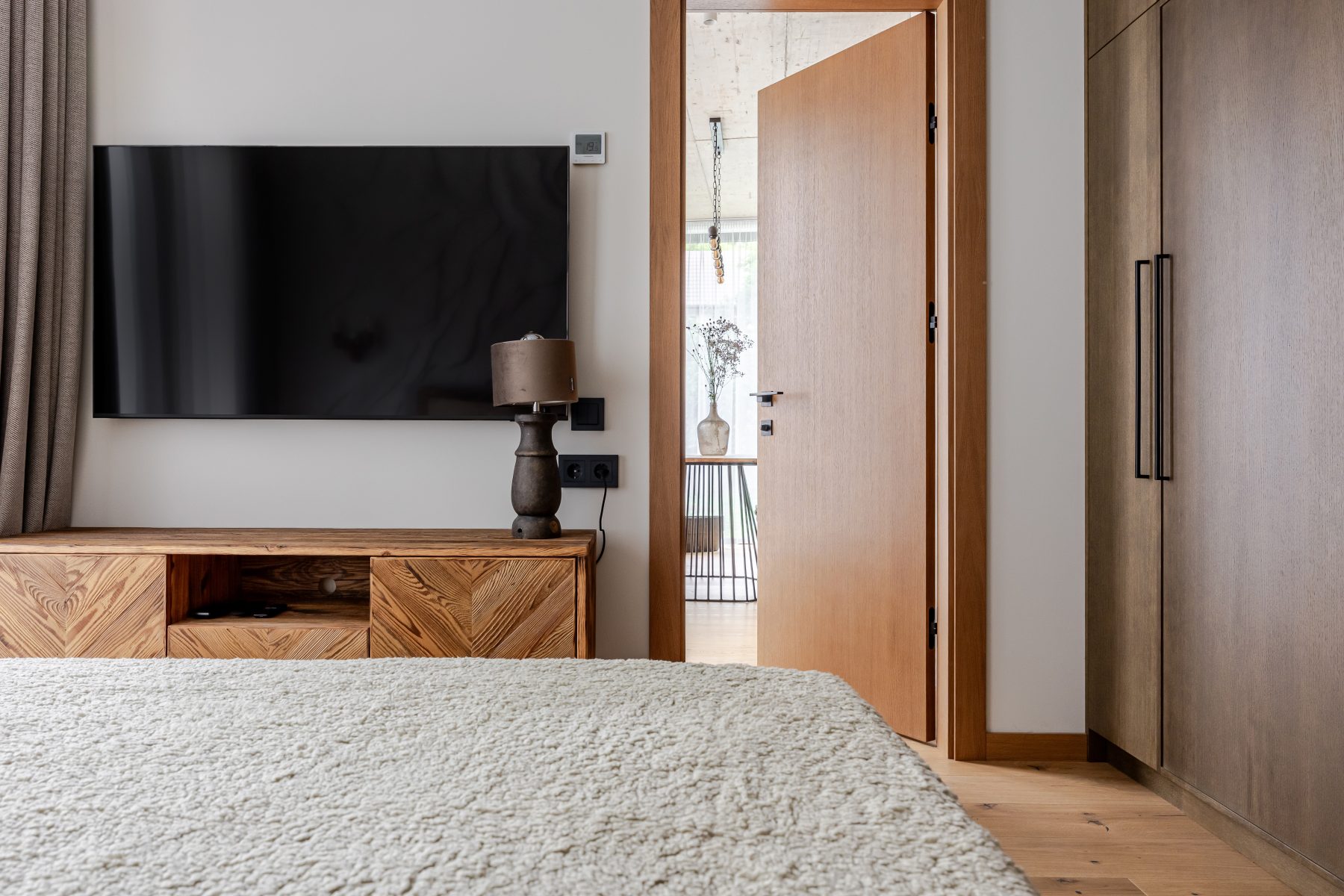 Miegamasis su dvigule lova, natūraliomis spalvomis ir ramia atmosfera