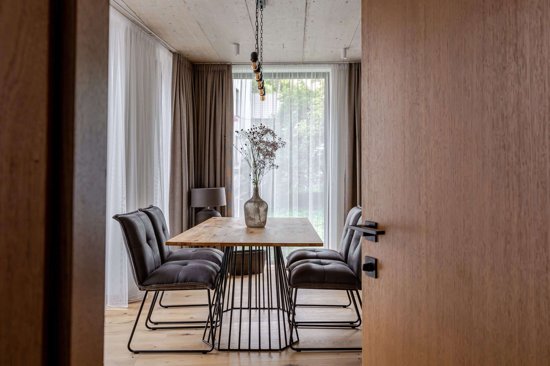 Modernus koridorius su minimalistiniu interjeru ir švariomis linijomis