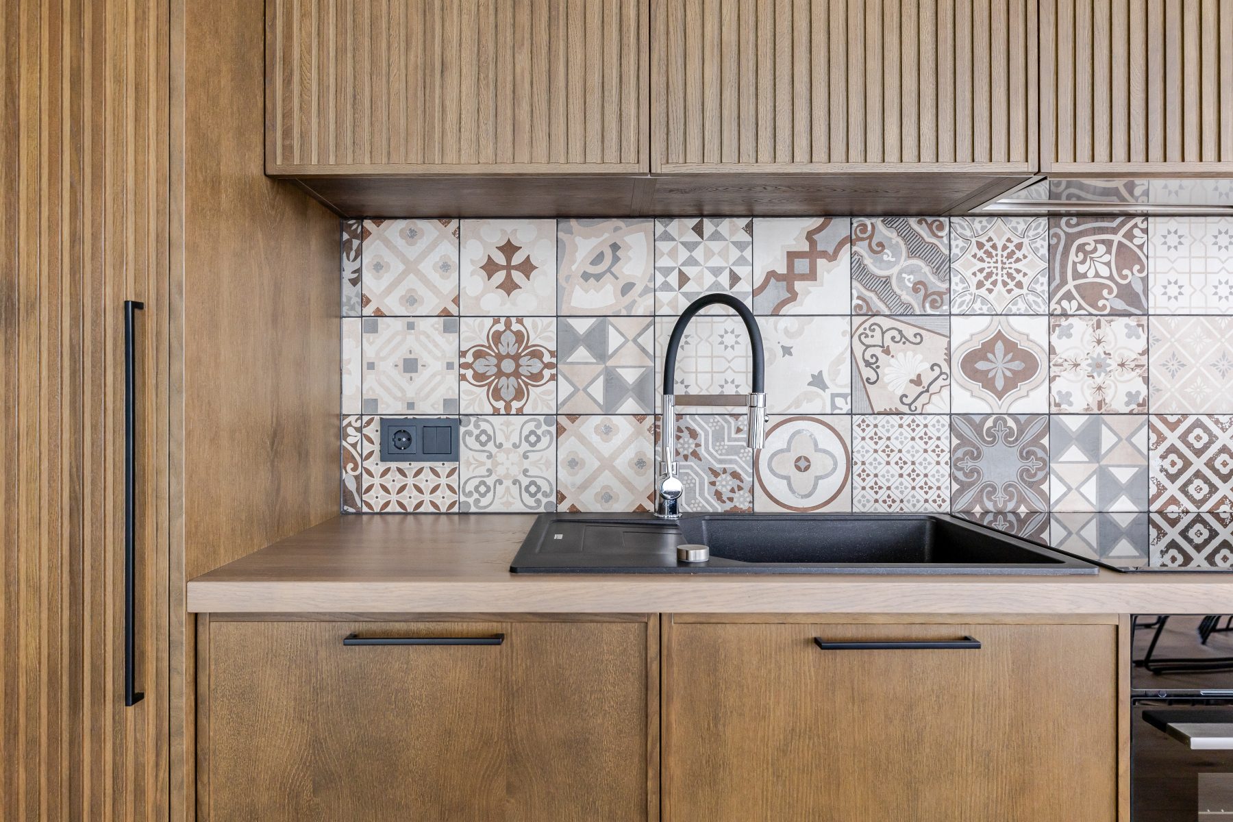 Stilinga virtuvė su minimalistiniu dizainu ir šiltomis medžio tekstūromis