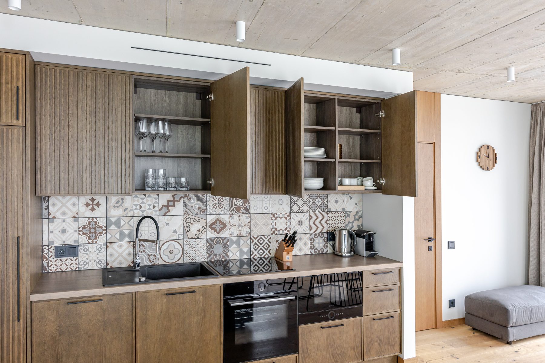 Išskirtinio dizaino atvira virtuvė su įmontuojama buitine technika