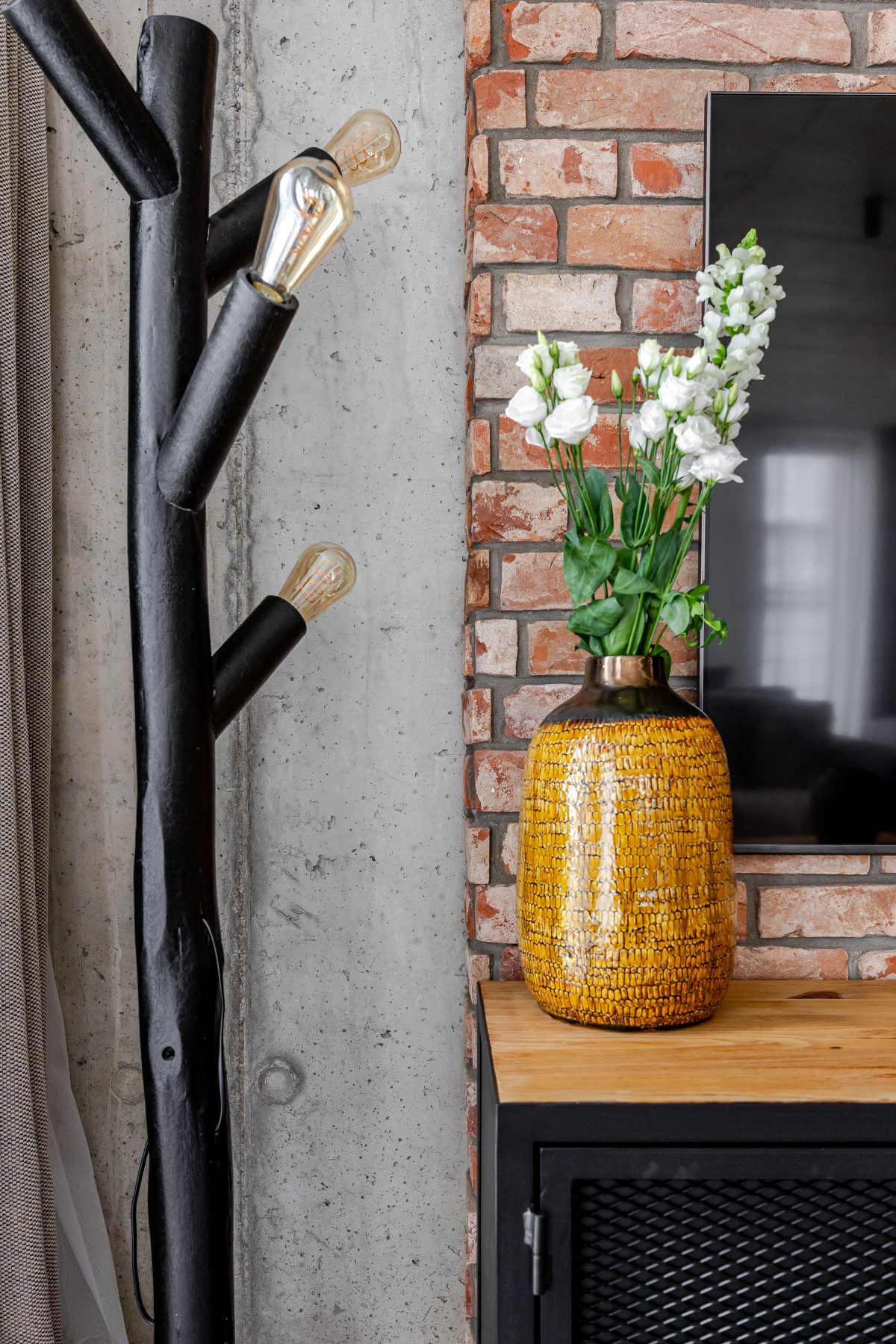 Išskirtiniai interjero akcentai - pastatomas šviestuvas