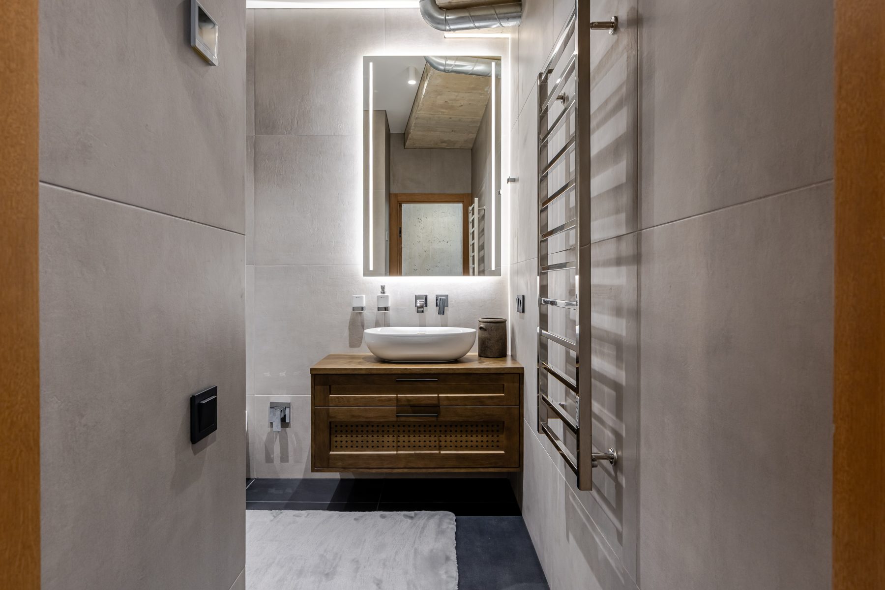 Išskirtinio dizaino vonios kambarys su dušo kabina