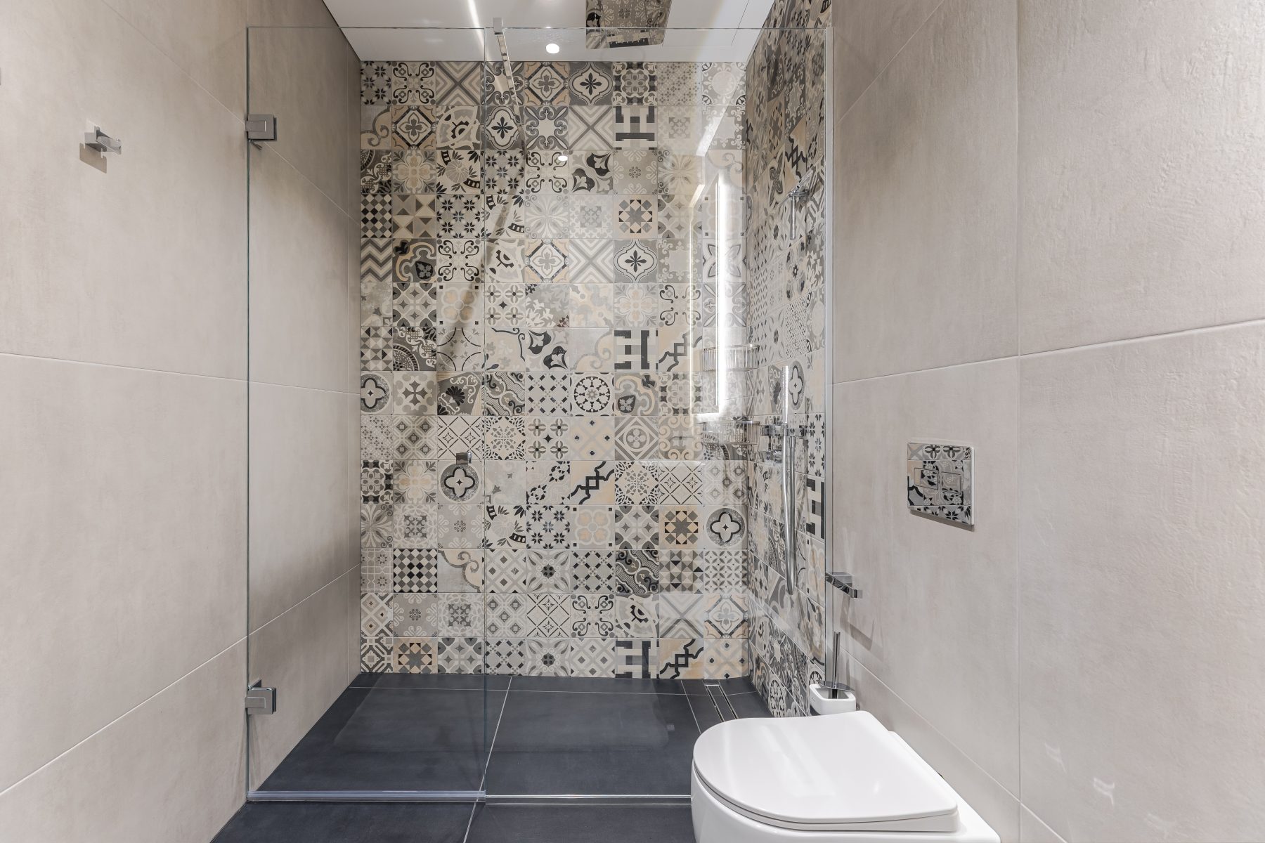 Išskirtinio dizaino vonios kambarys su dušo kabina