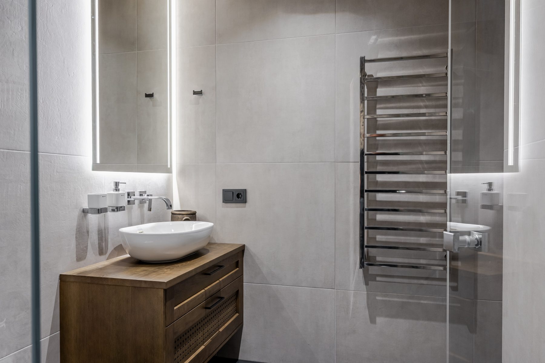 Išskirtinio dizaino vonios kambarys su dušo kabina