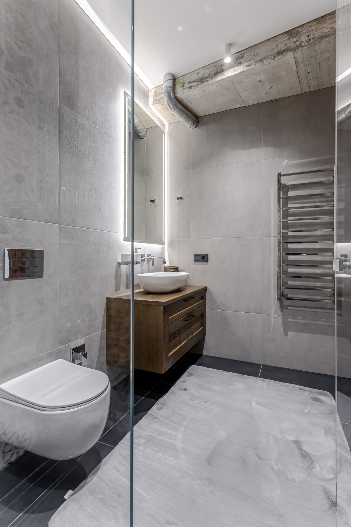 Išskirtinio dizaino vonios kambarys su dušo kabina