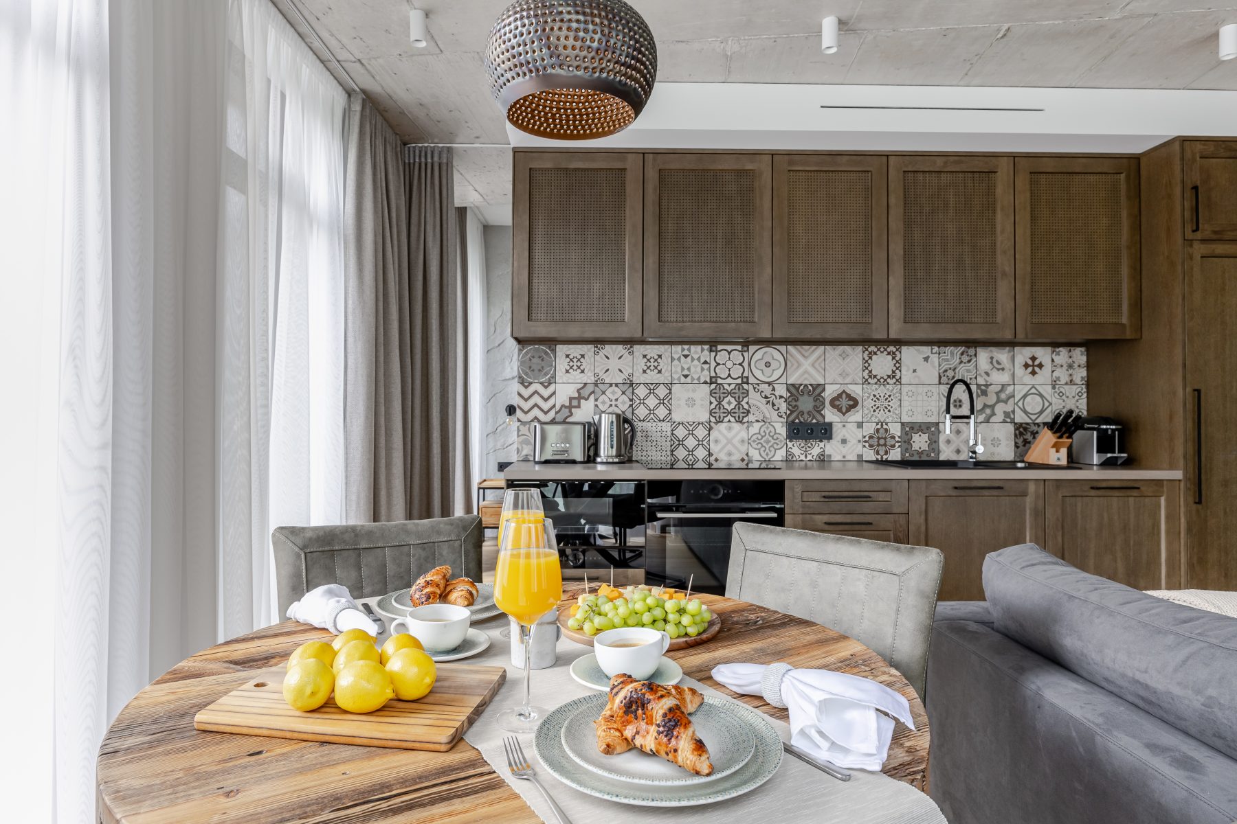 Moderni virtuvė su pilnai integruota buitine technika