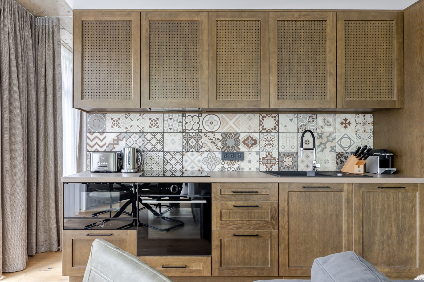 Moderni virtuvė su pilnai integruota buitine technika