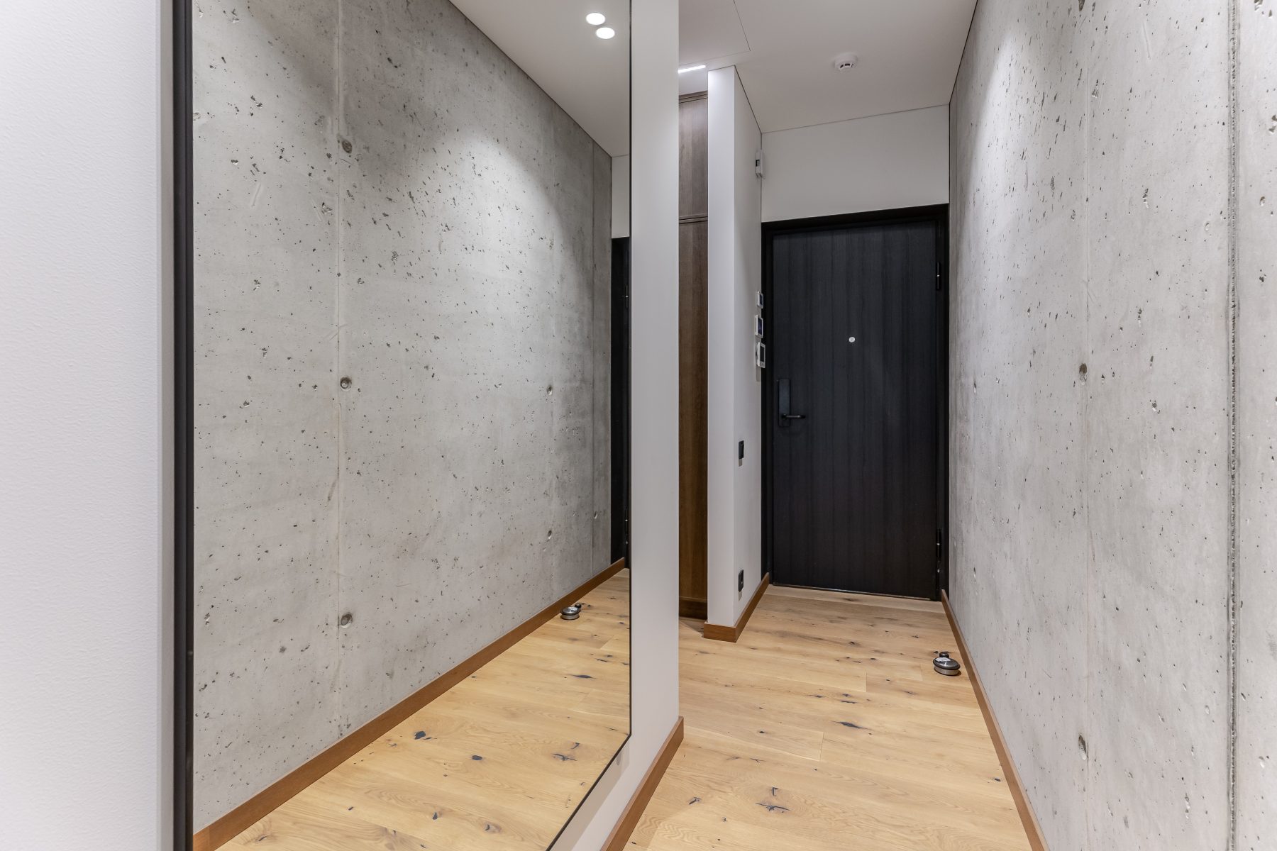 Šviesus koridorius su švariomis linijomis