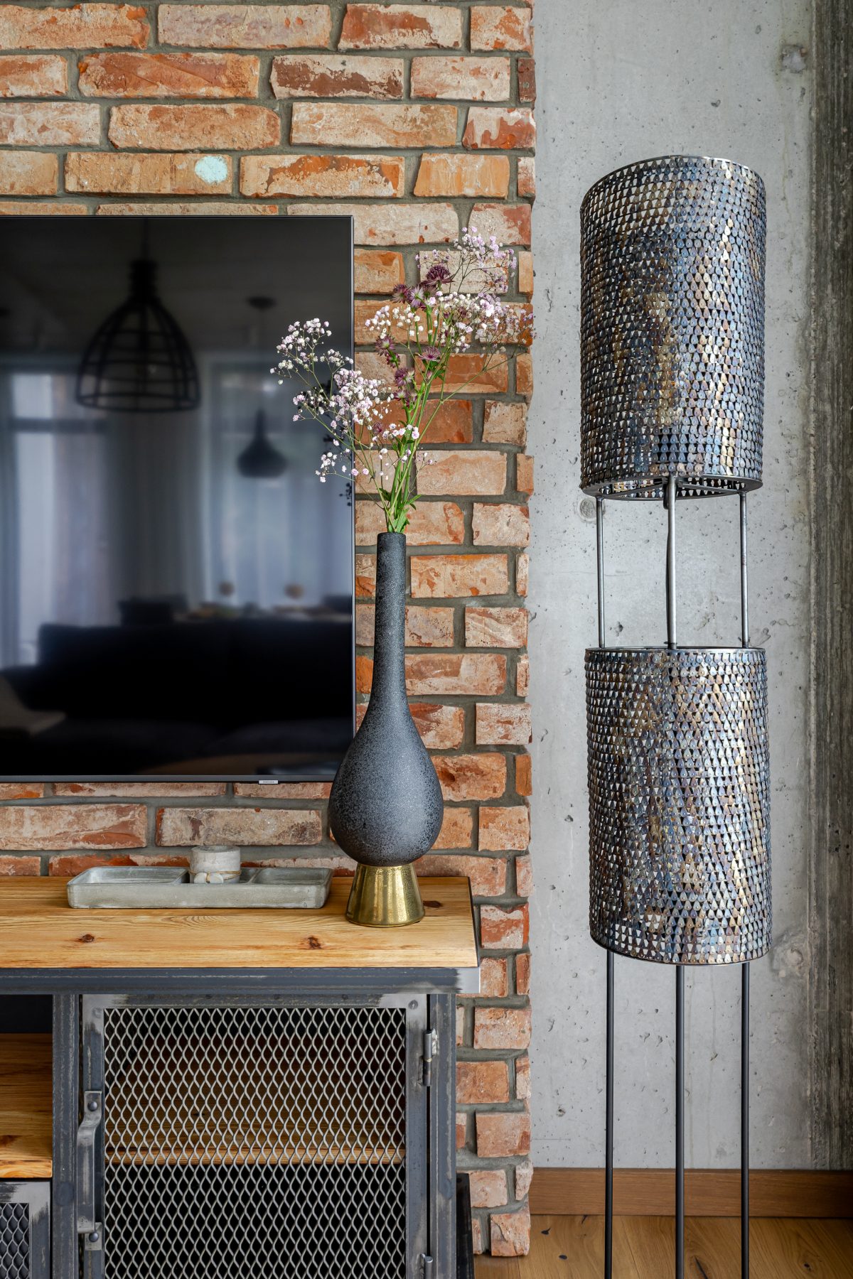 Moderni svetainė su dizaino baldais ir dideliais langais