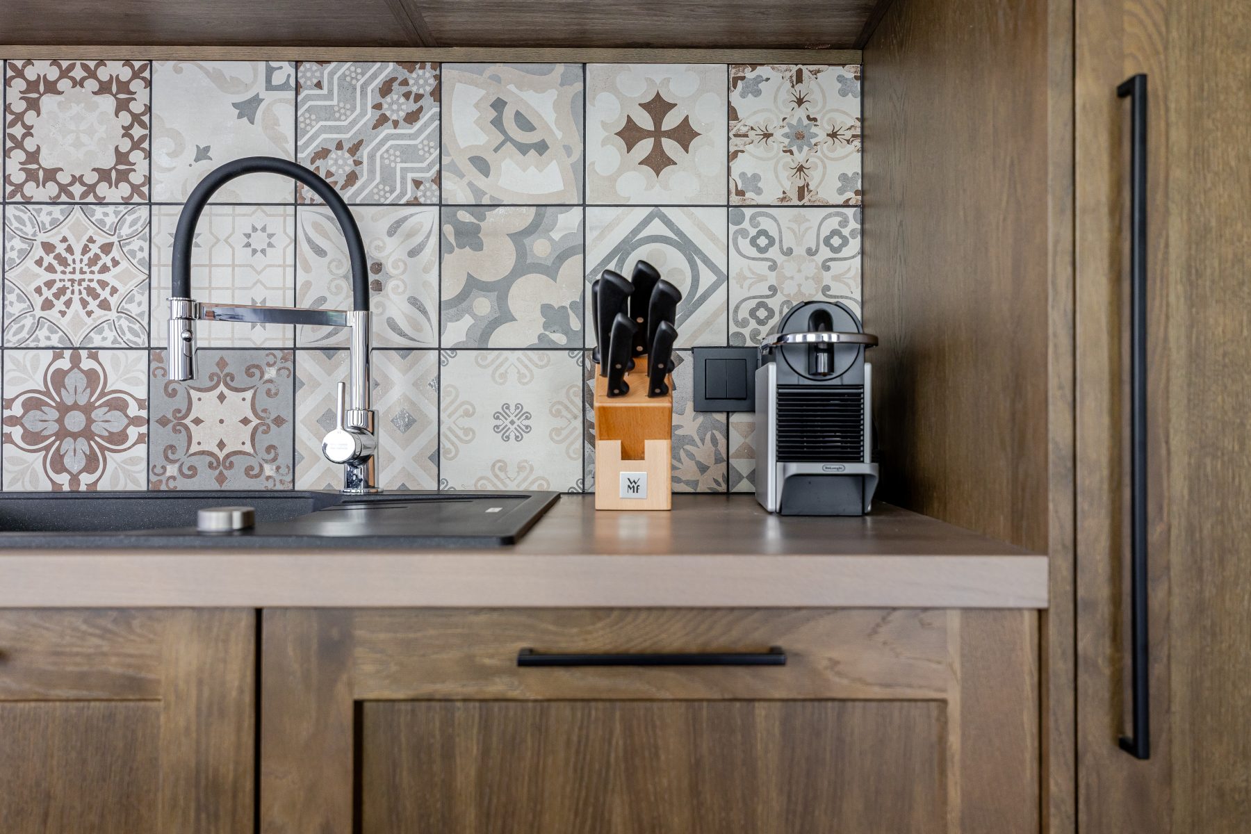 Moderni virtuvė su pilnai integruota buitine technika