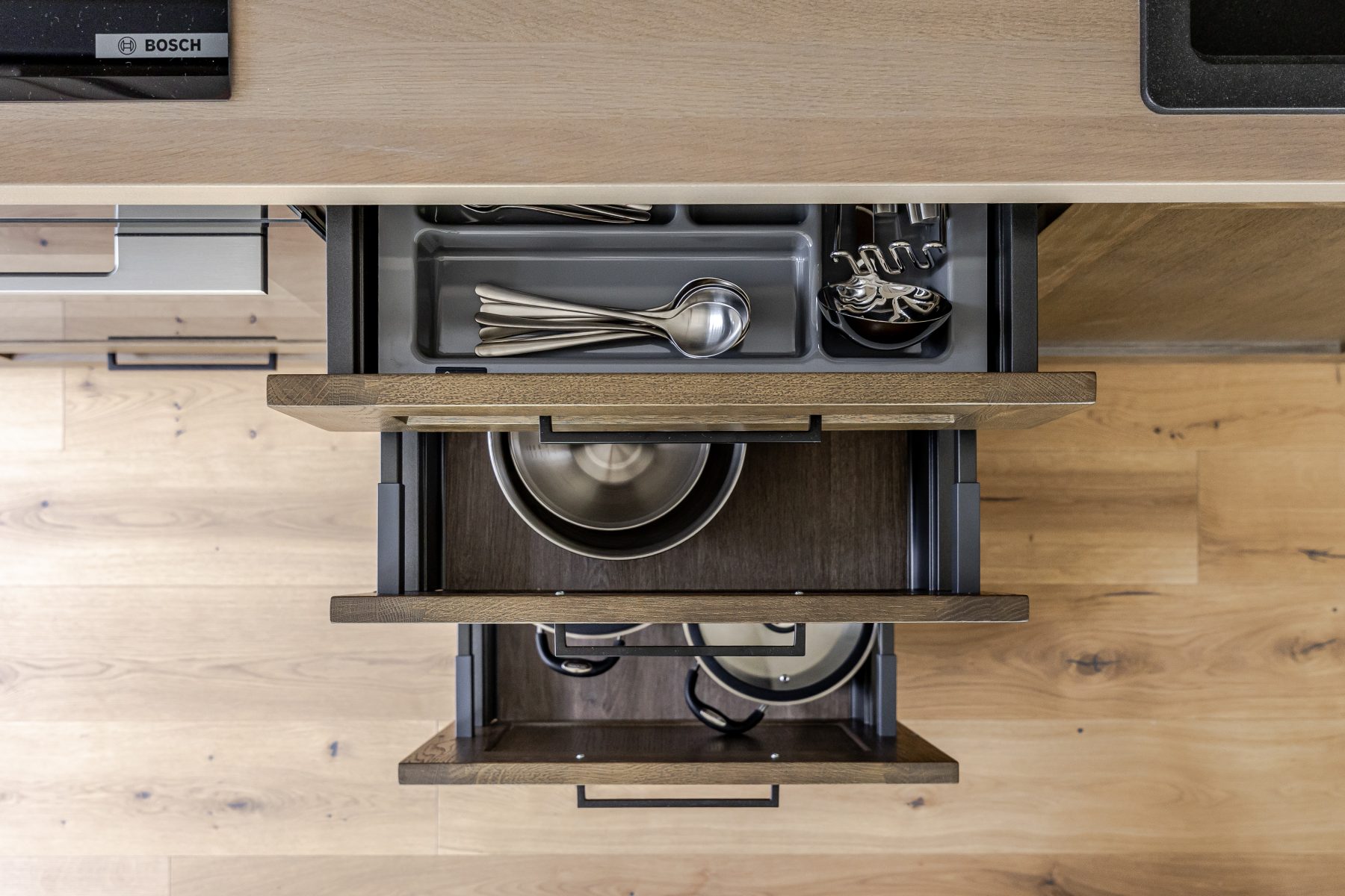 Visi reikalingi virtuvės įrenkiai ir įranga