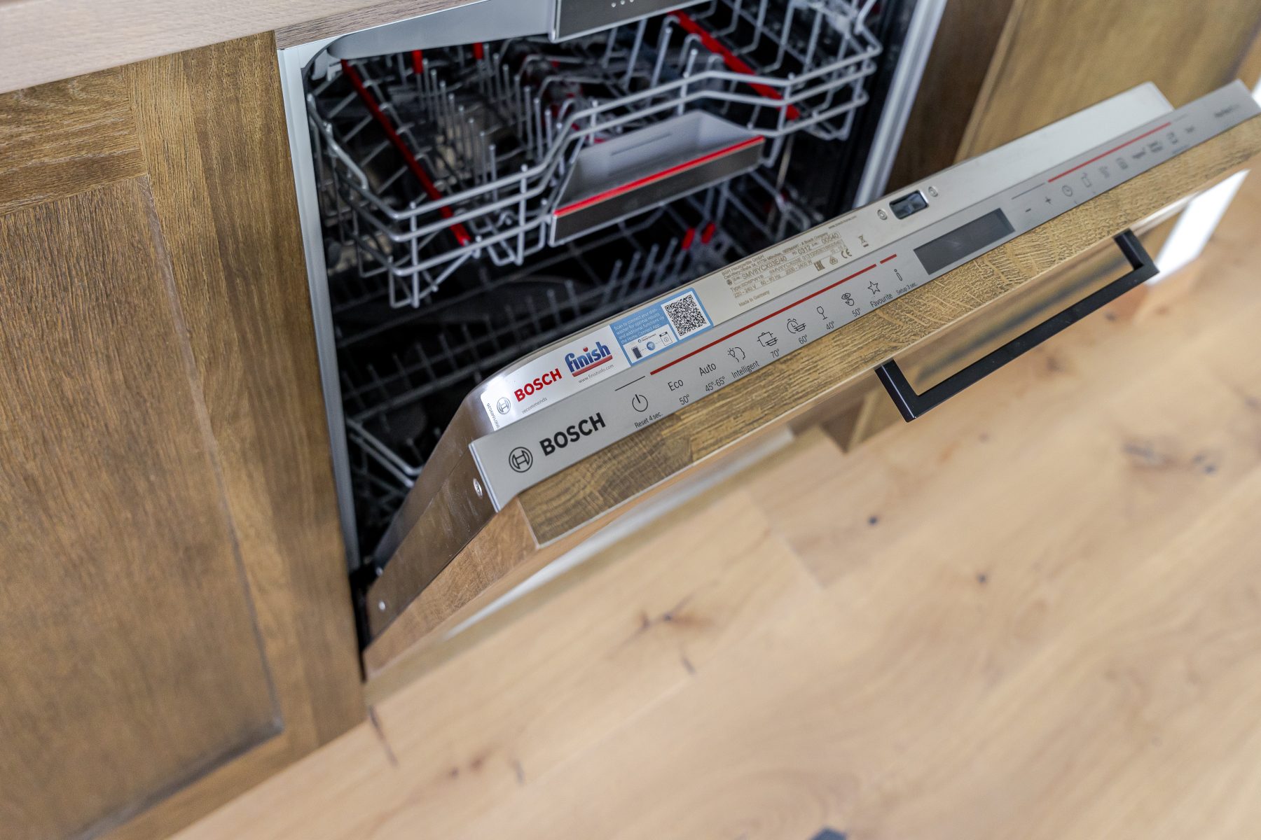 Moderni virtuvė su pilnai integruota buitine technika