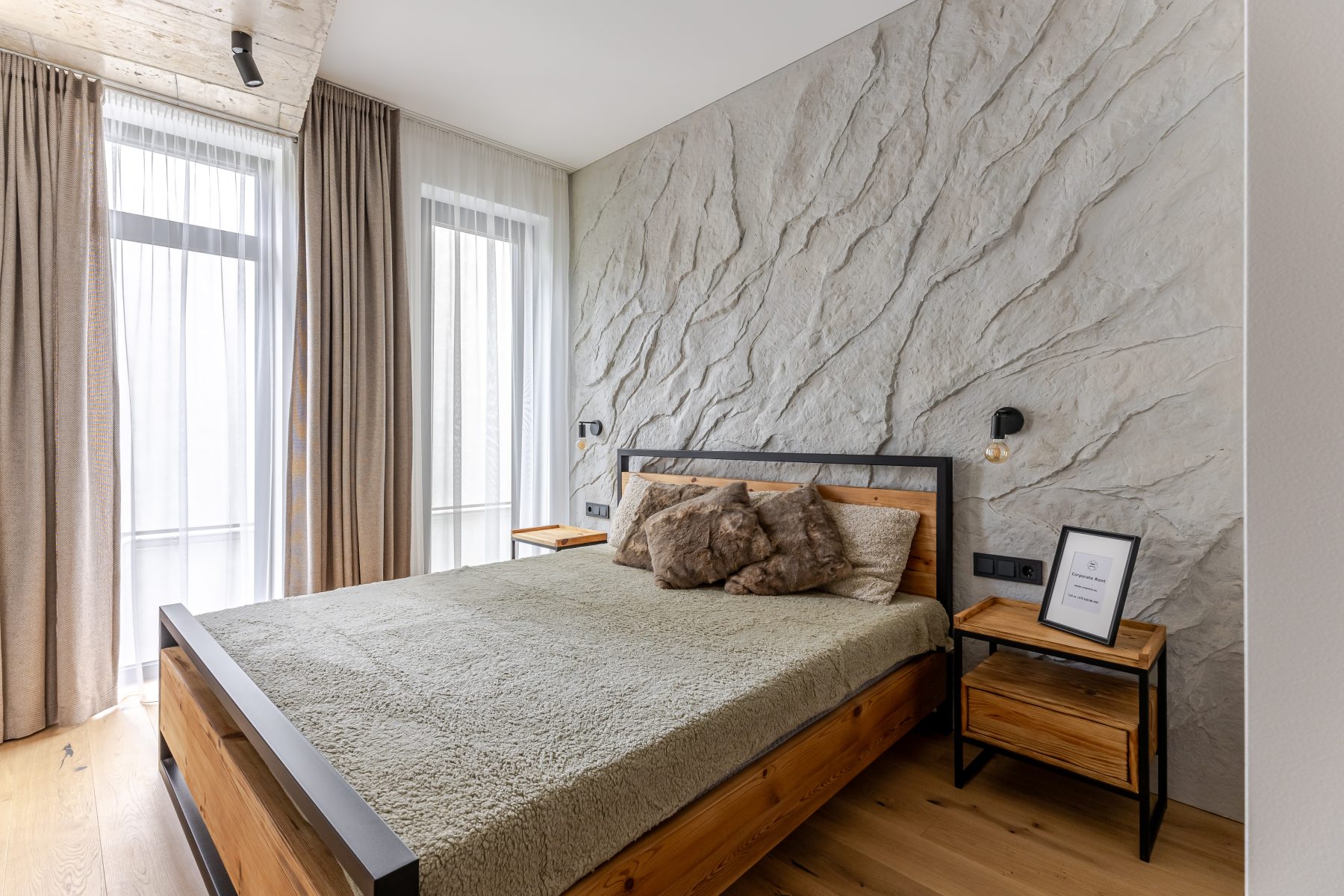 Miegamasis su dvigule lova ir subtiliu apšvietimu