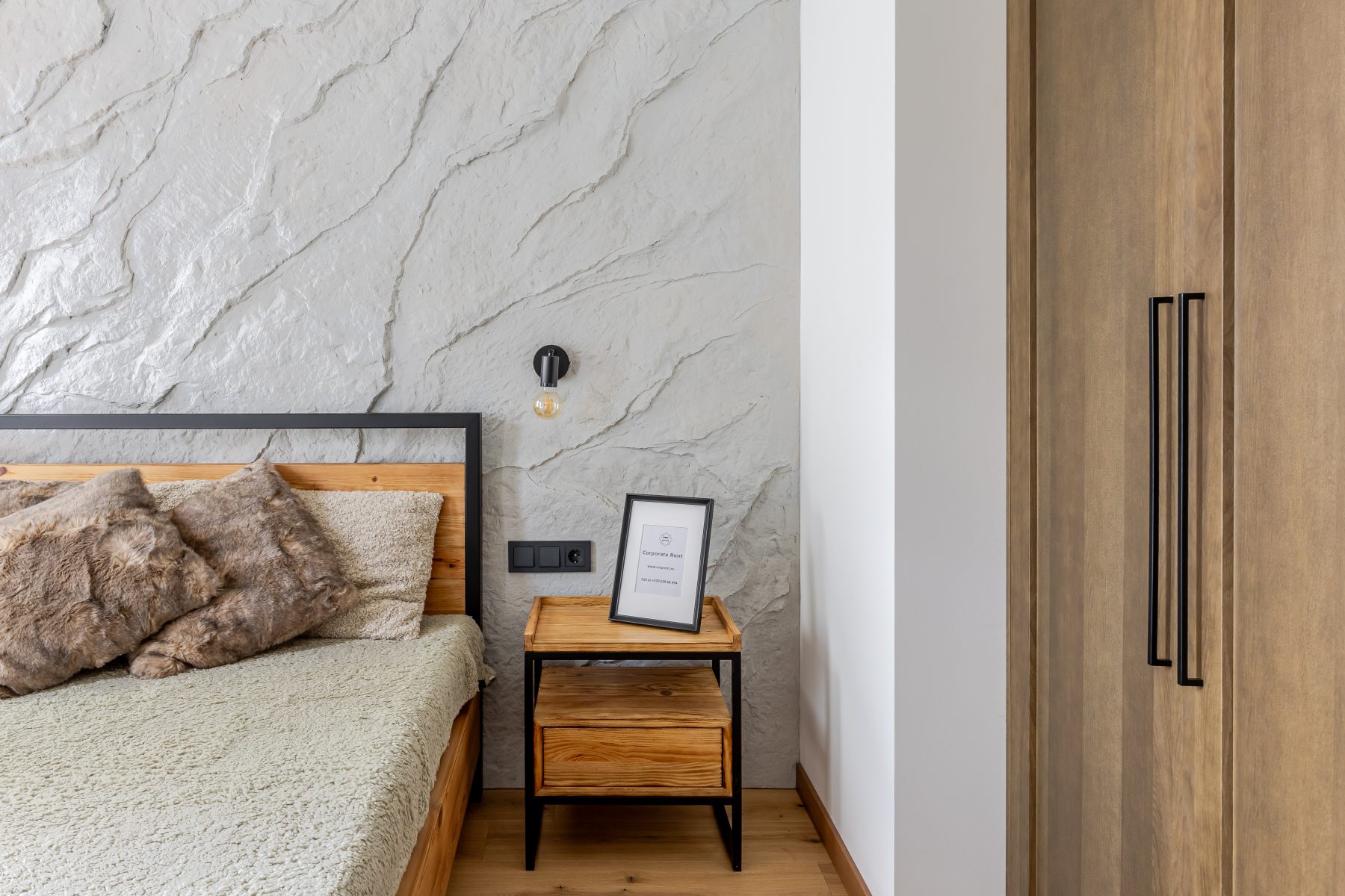 Miegamasis su dvigule lova ir subtiliu apšvietimu