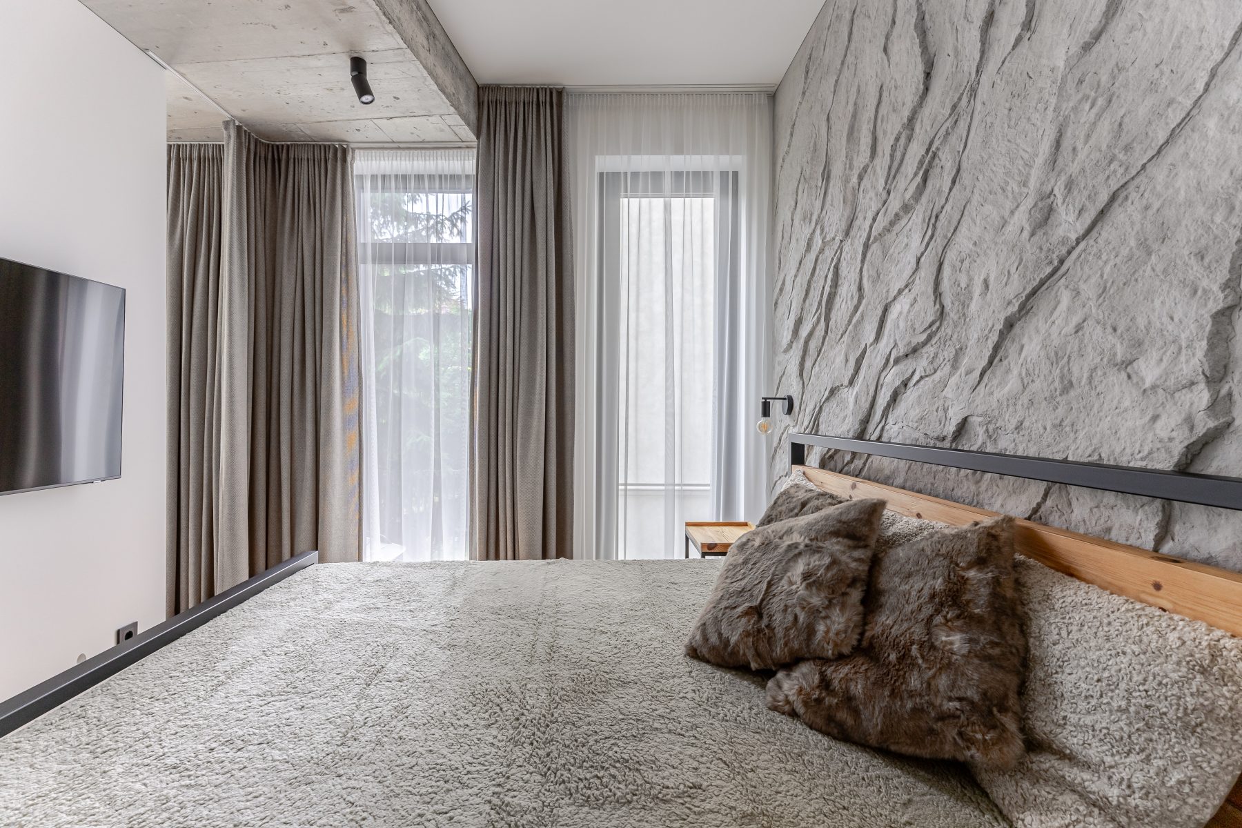 Miegamasis su dvigule lova ir subtiliu apšvietimu