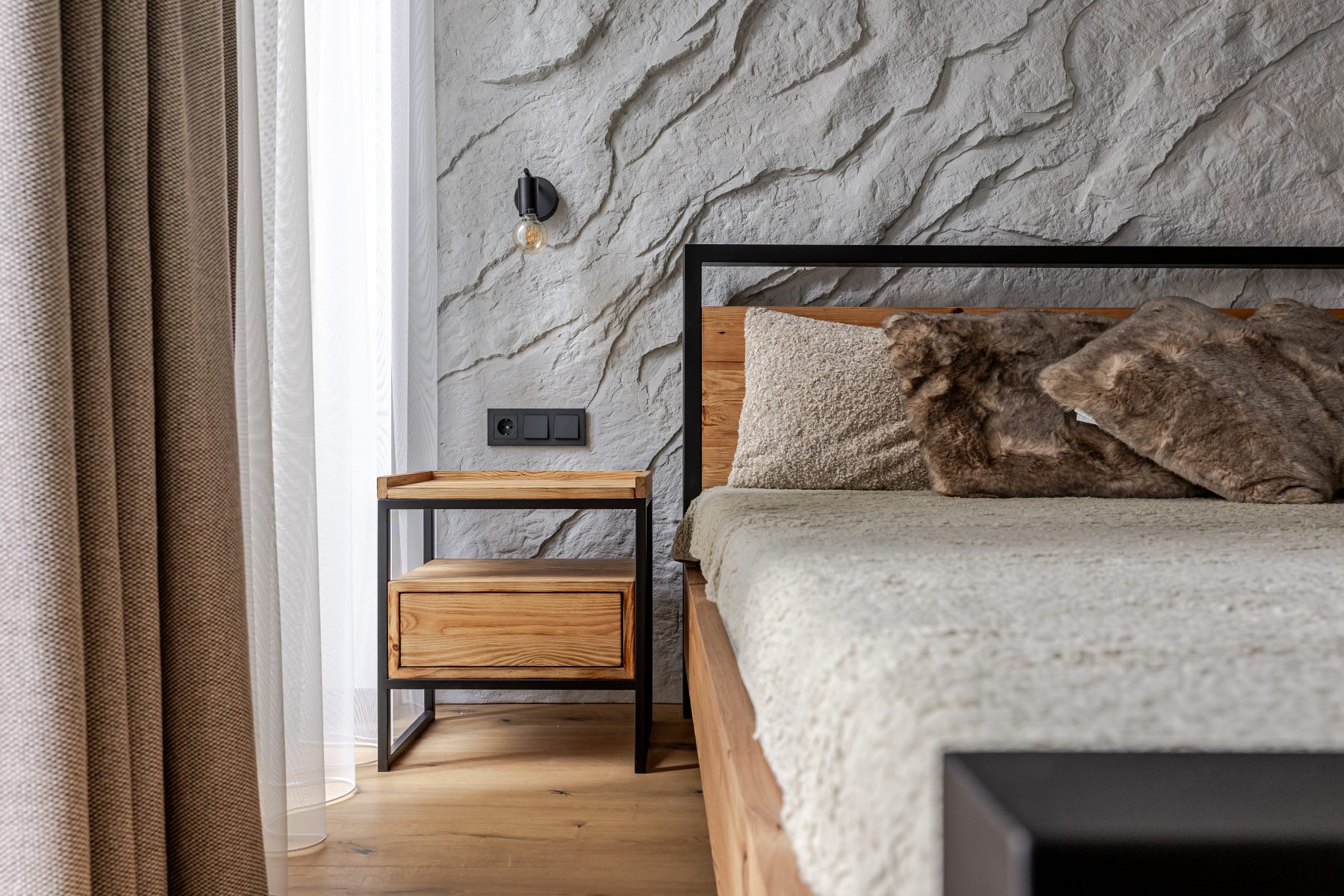 Miegamasis su dvigule lova ir subtiliu apšvietimu