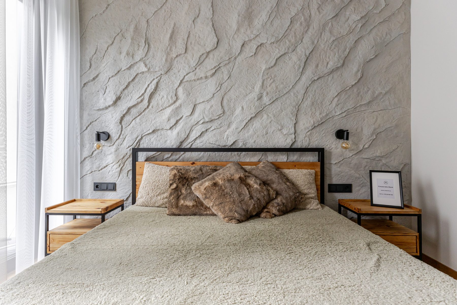 Miegamasis su dvigule lova ir subtiliu apšvietimu