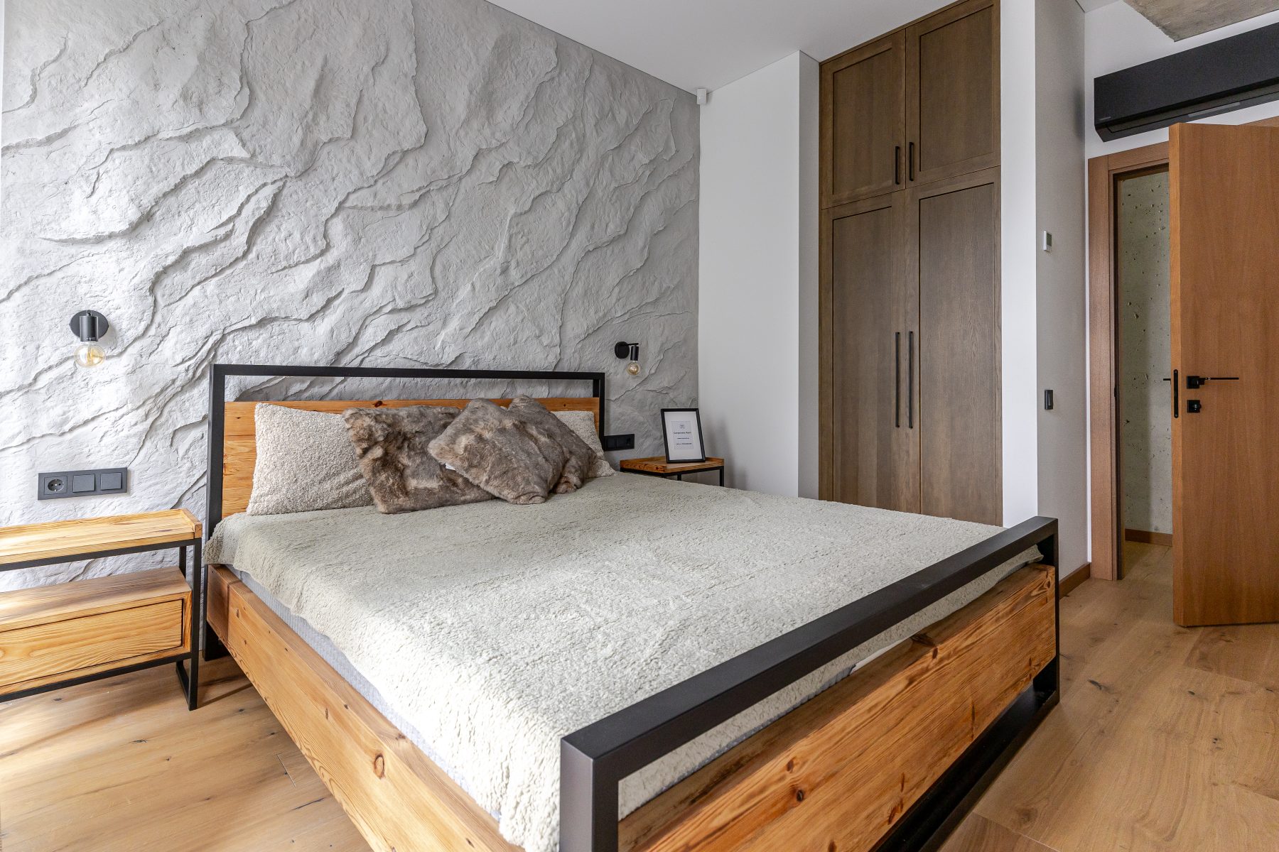 Miegamasis su dvigule lova ir subtiliu apšvietimu