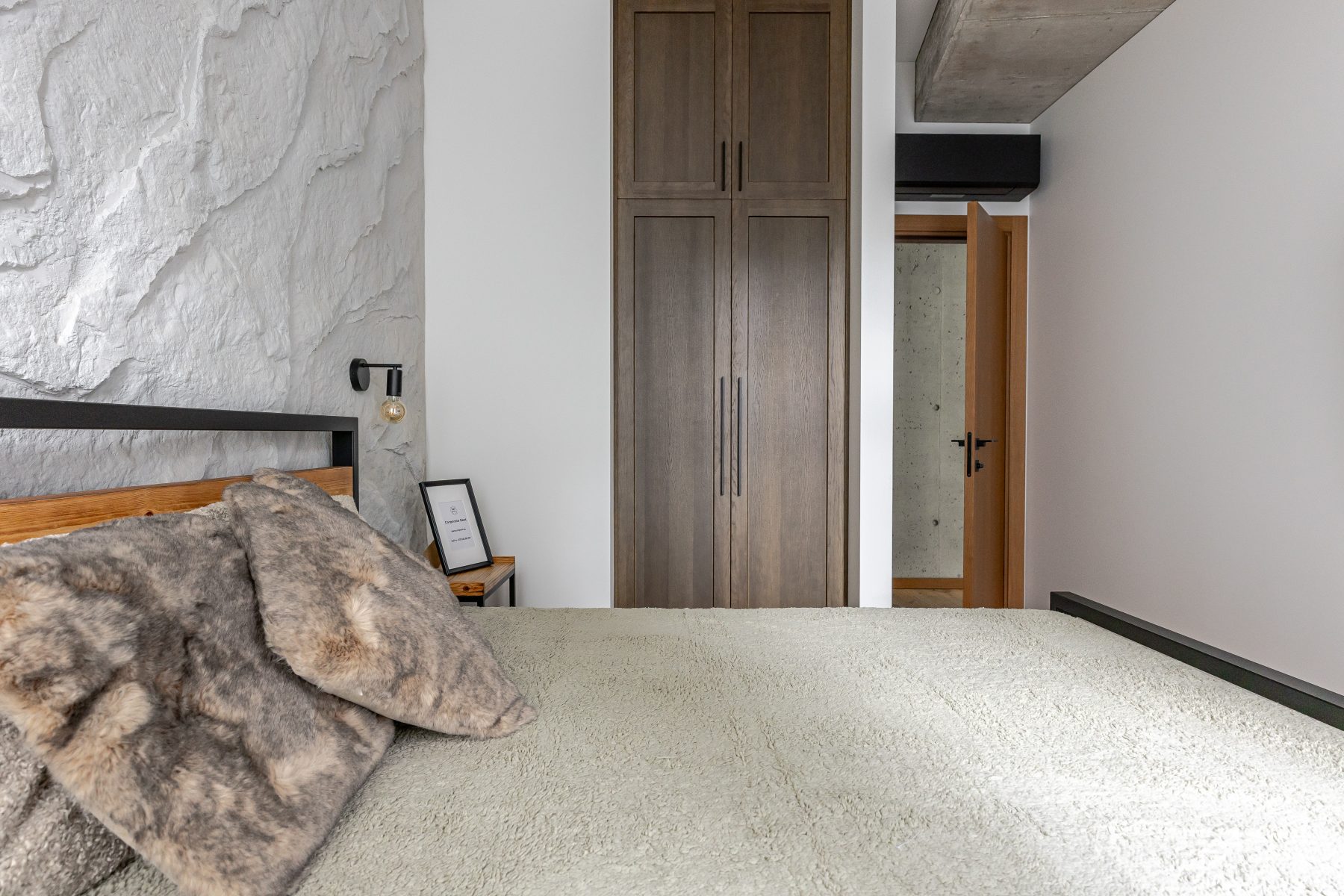 Miegamasis su dvigule lova ir subtiliu apšvietimu