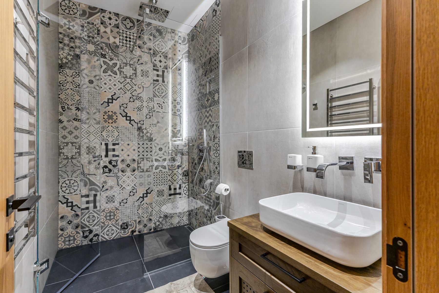 Vonios kambarys su šiuolaikine santechnika ir plytelėmis