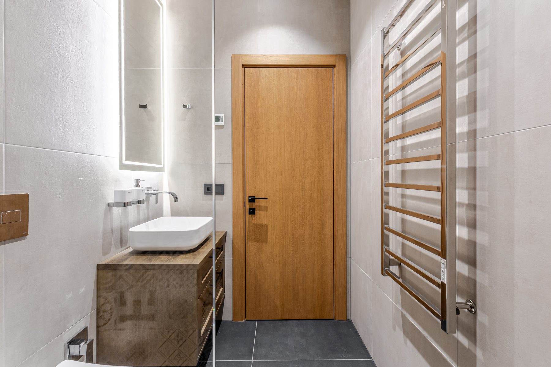 Vonios kambarys su šiuolaikine santechnika ir plytelėmis