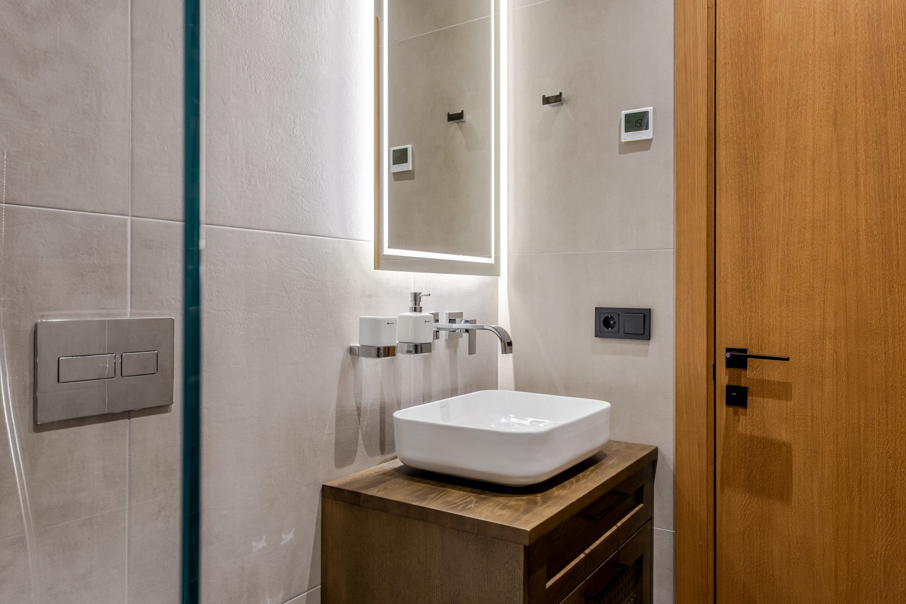 Vonios kambarys su šiuolaikine santechnika ir plytelėmis