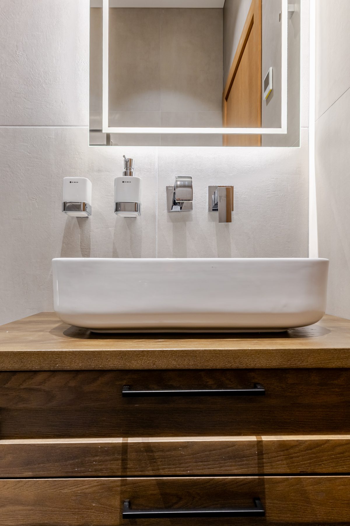 Vonios kambarys su šiuolaikine santechnika ir plytelėmis