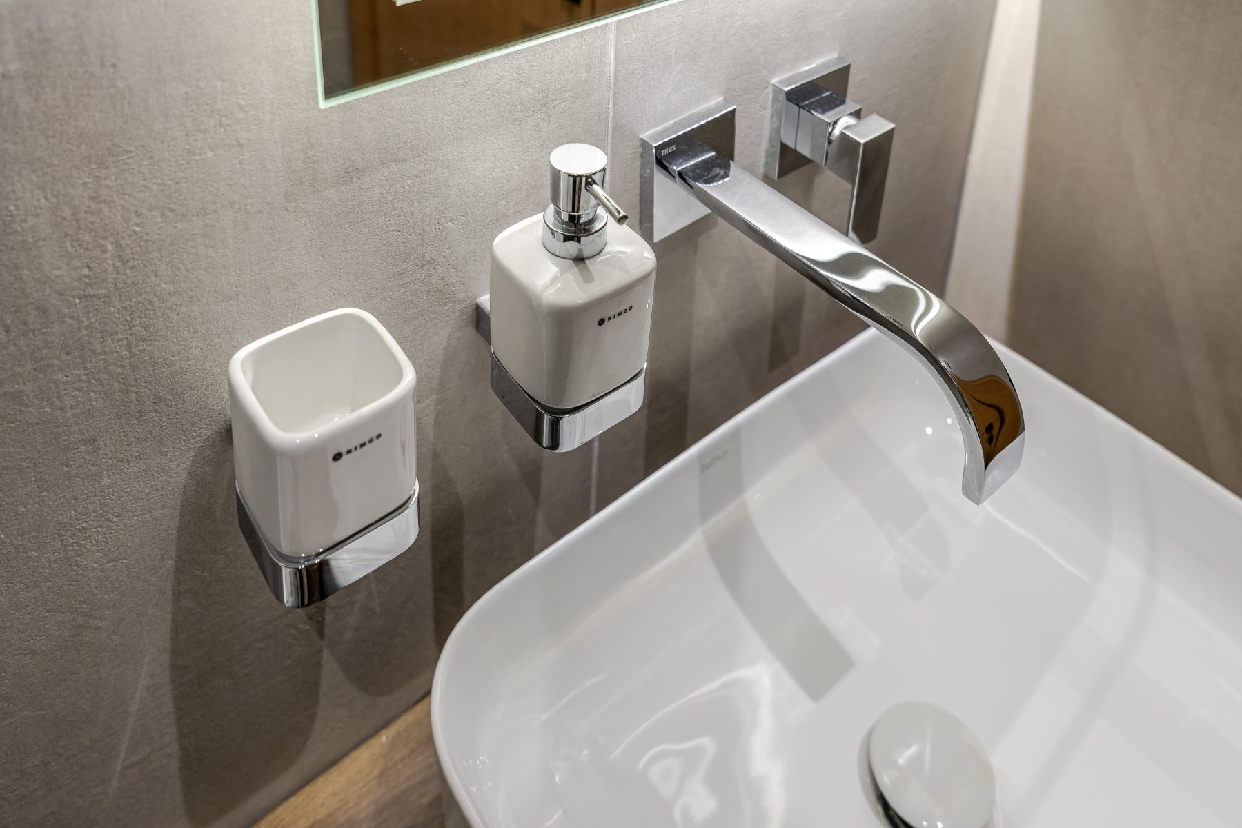 Moderni ir šiuolaikiška vonios įranga